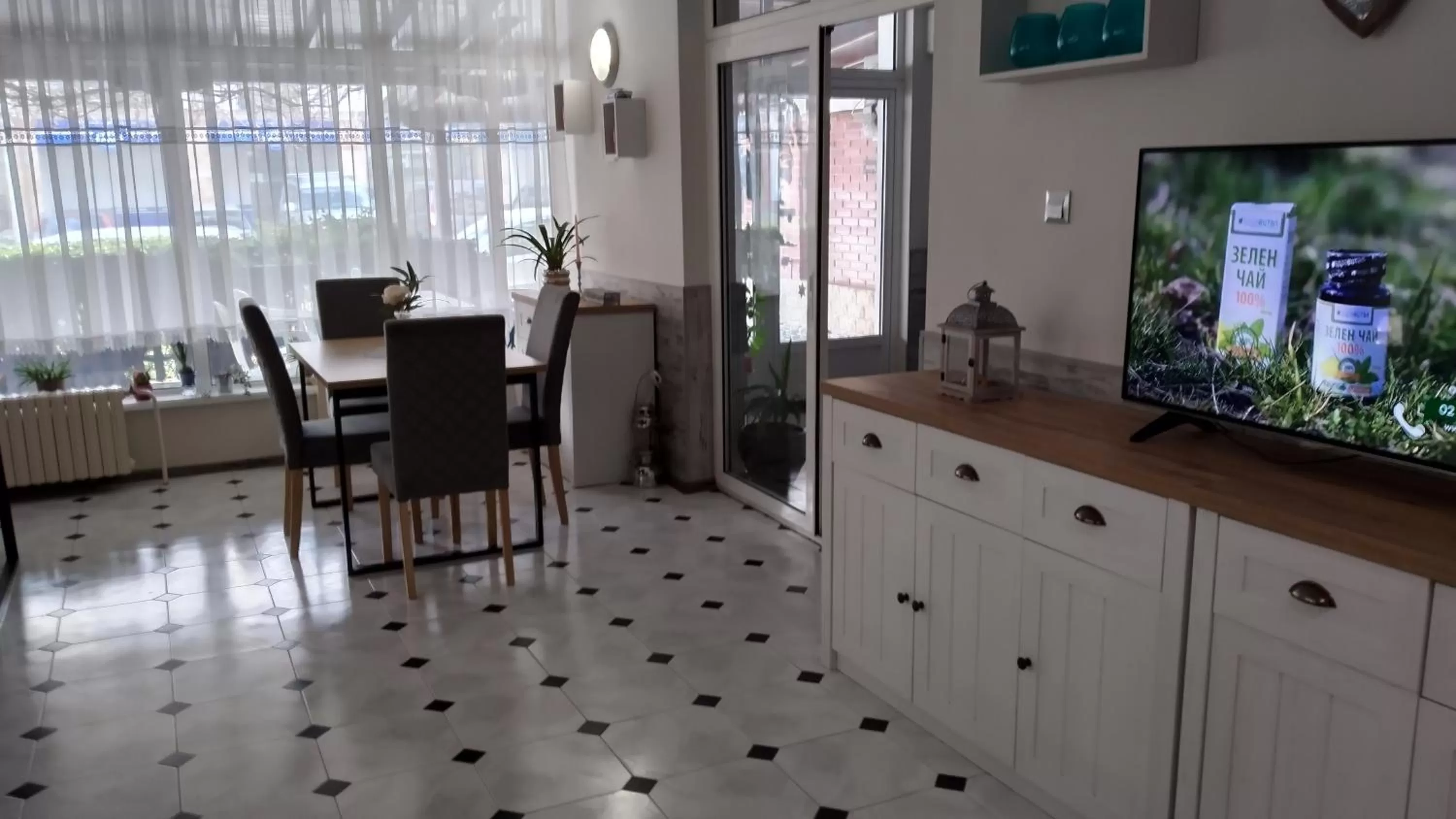 Restaurant/places to eat in Victoria Family Hotel