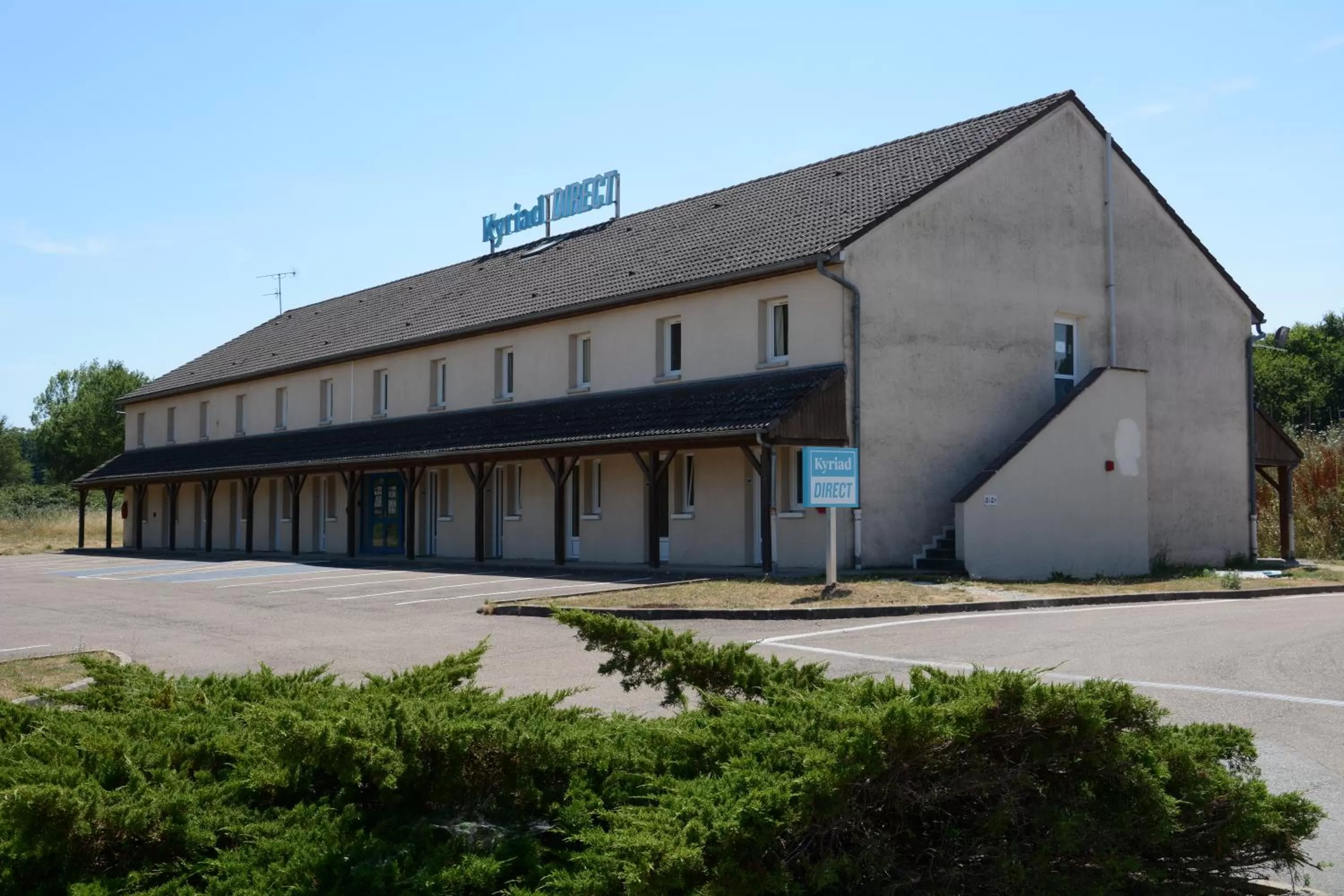 Property building in Kyriad Direct Auxerre - Appoigny