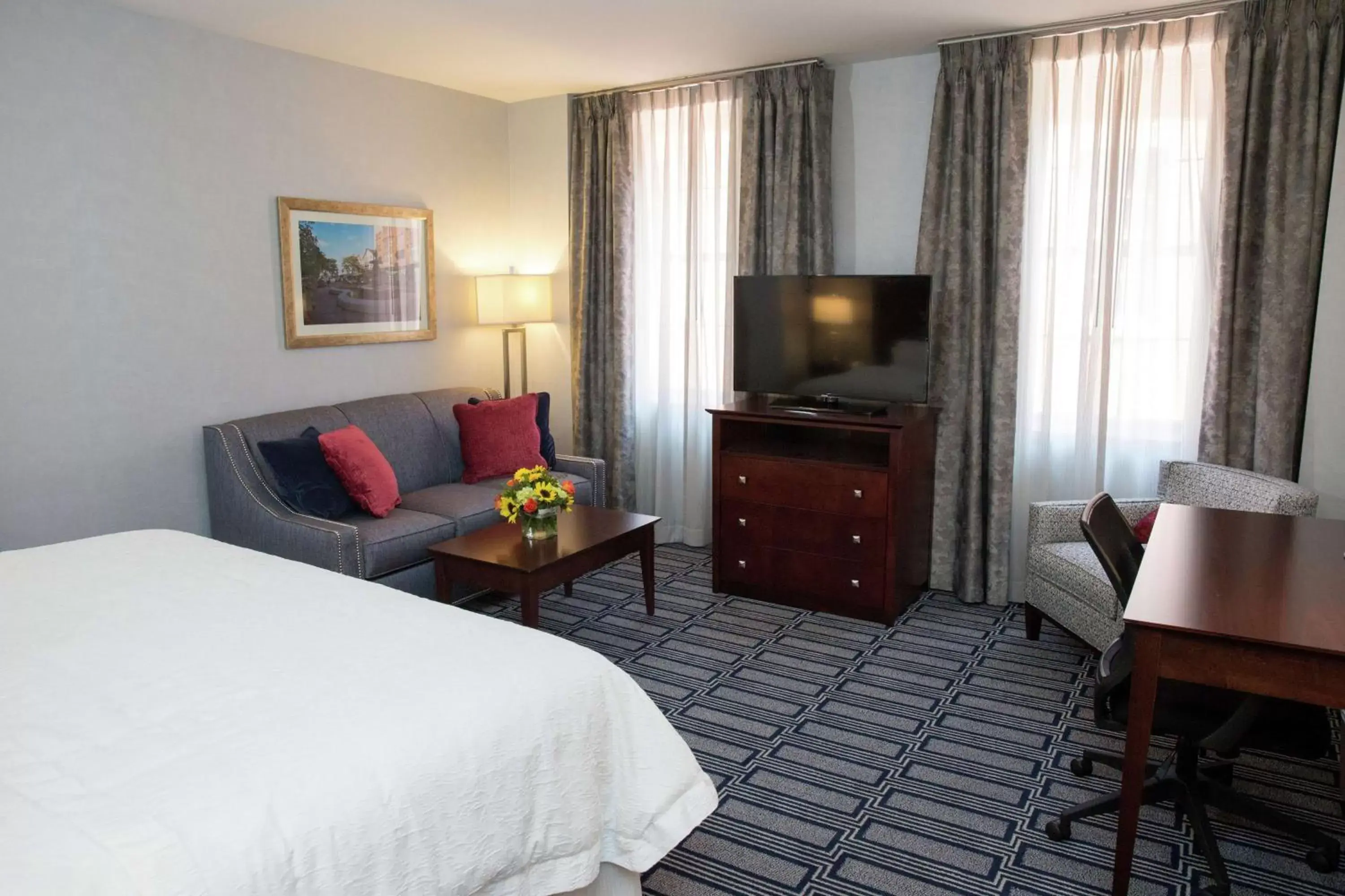 Bedroom, TV/Entertainment Center in Hampton Inn & Suites Providence Downtown