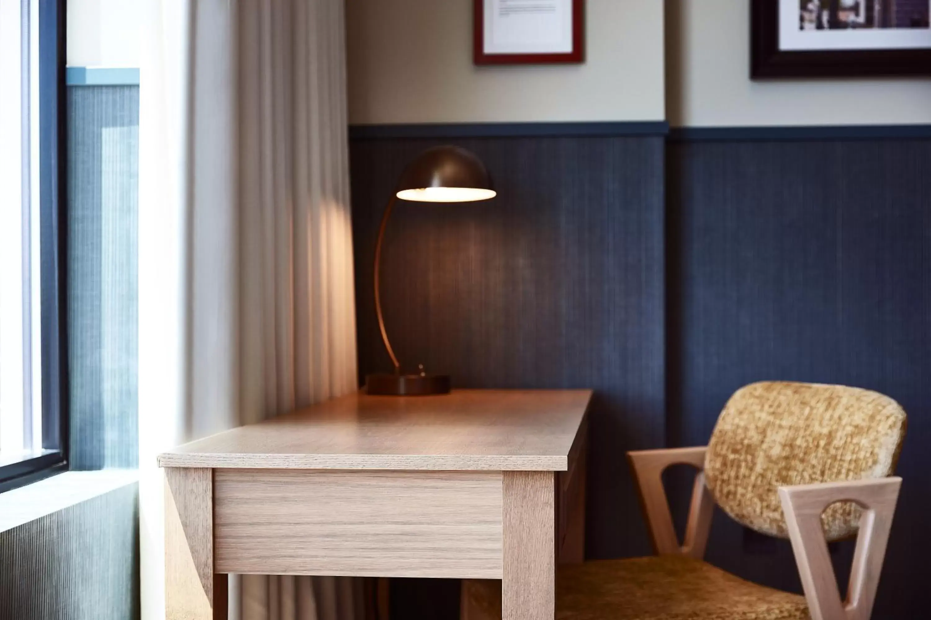 Bedroom, Seating Area in The Scarlet, Lincoln, a Tribute Portfolio Hotel