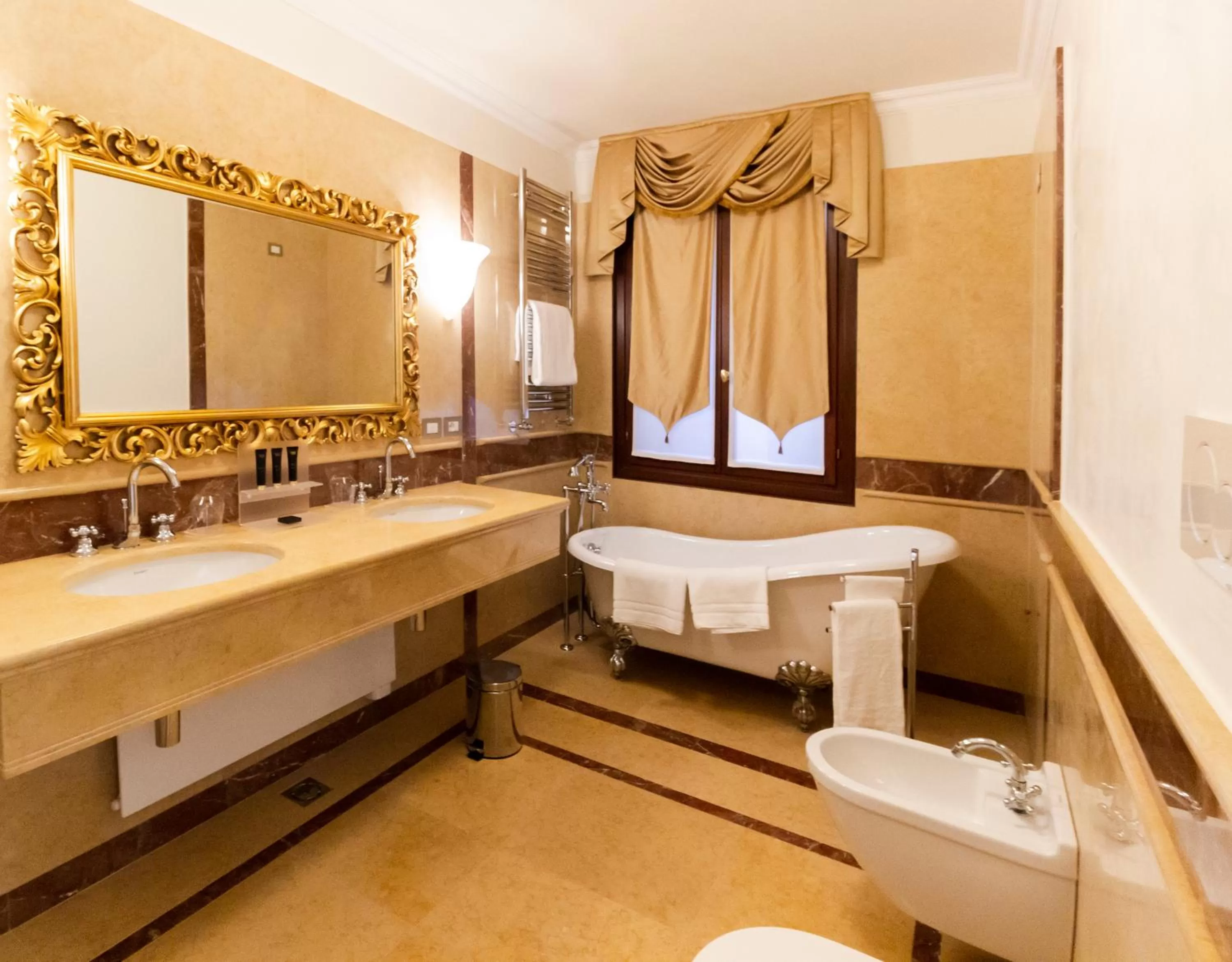 Bathroom in Ca' Bonfadini Historic Experience