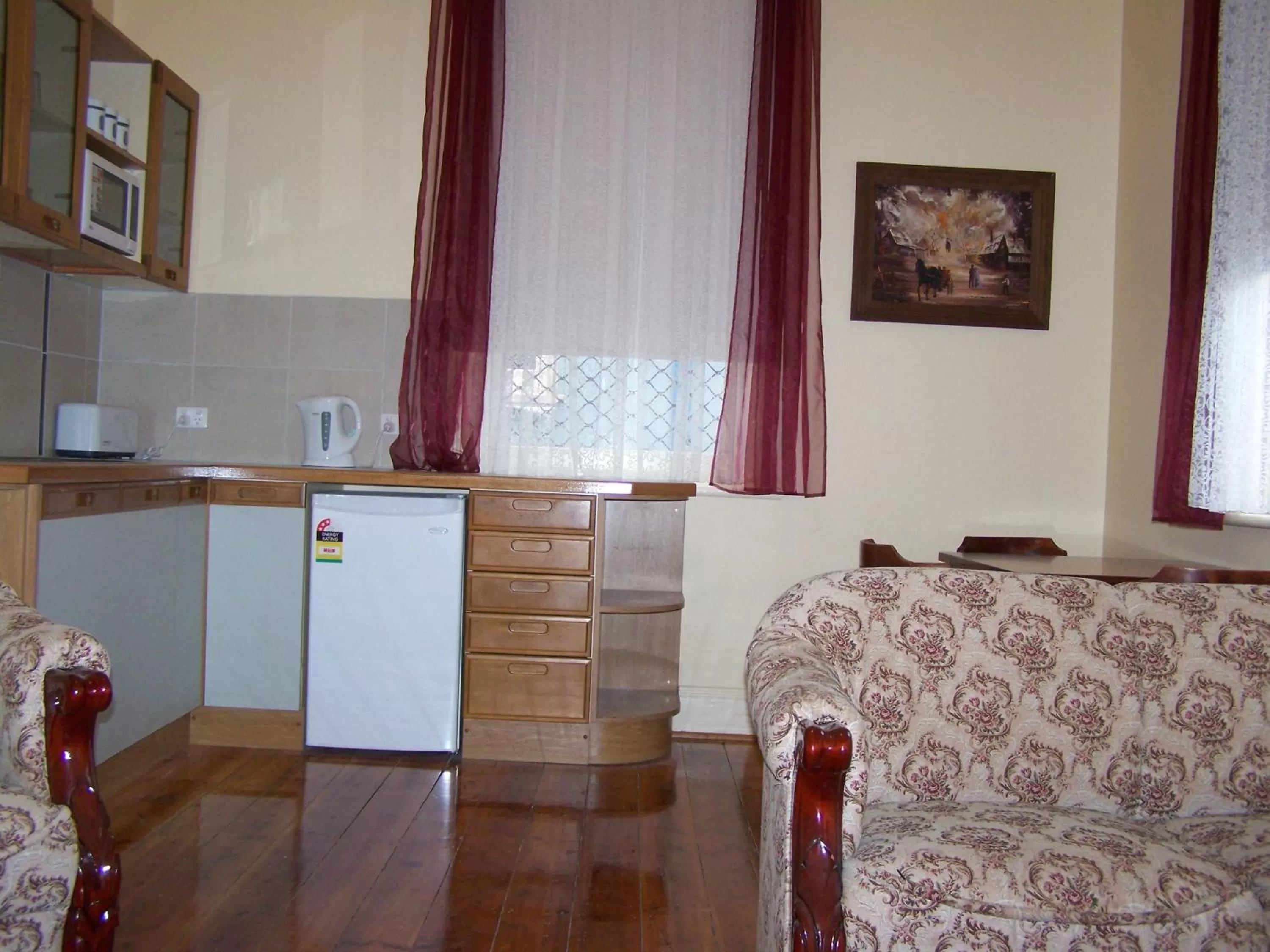 Kitchen or kitchenette in RJ's Bed & Breakfast