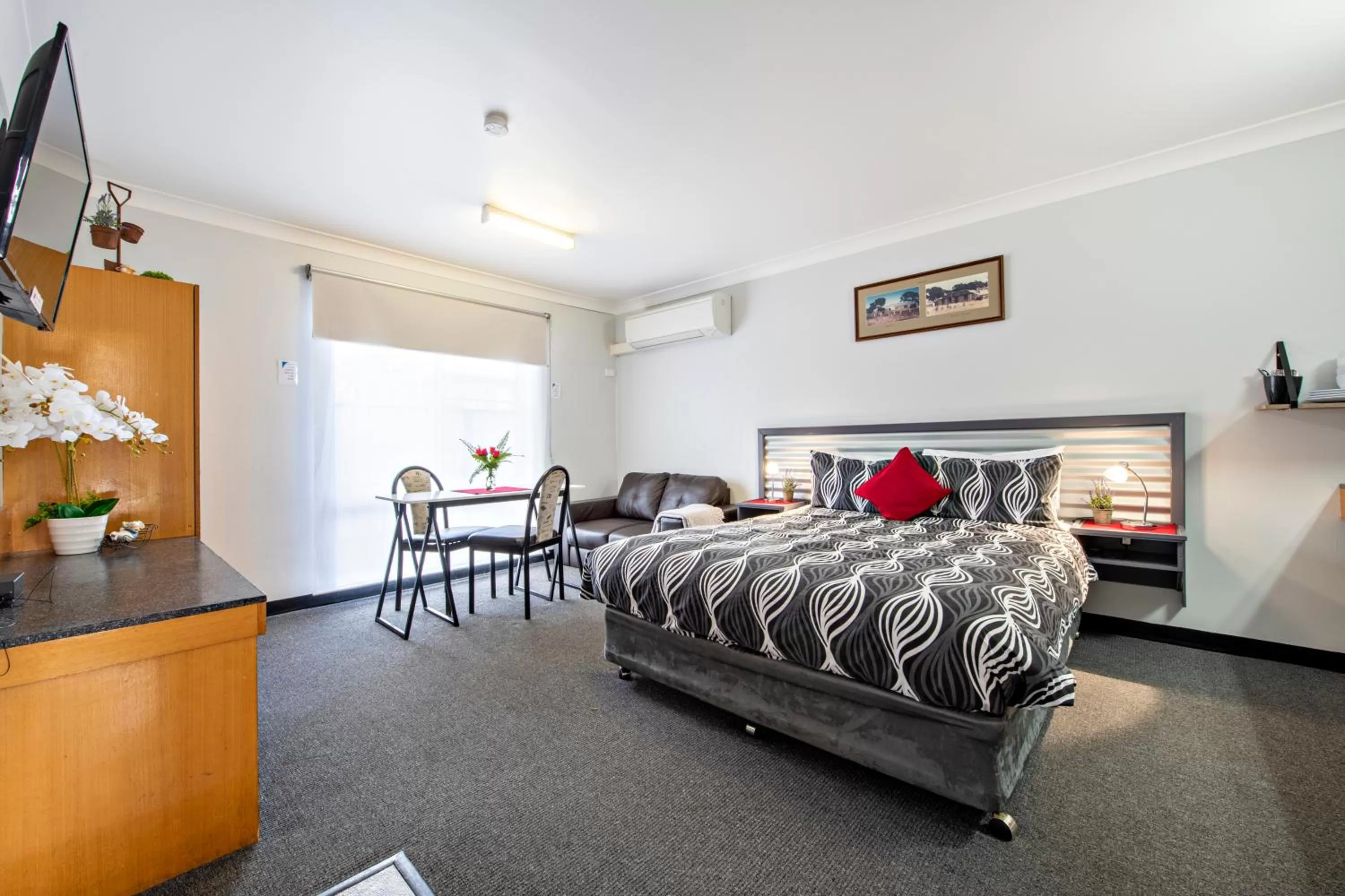 Photo of the whole room, Bed in Shearing Shed Motor Inn