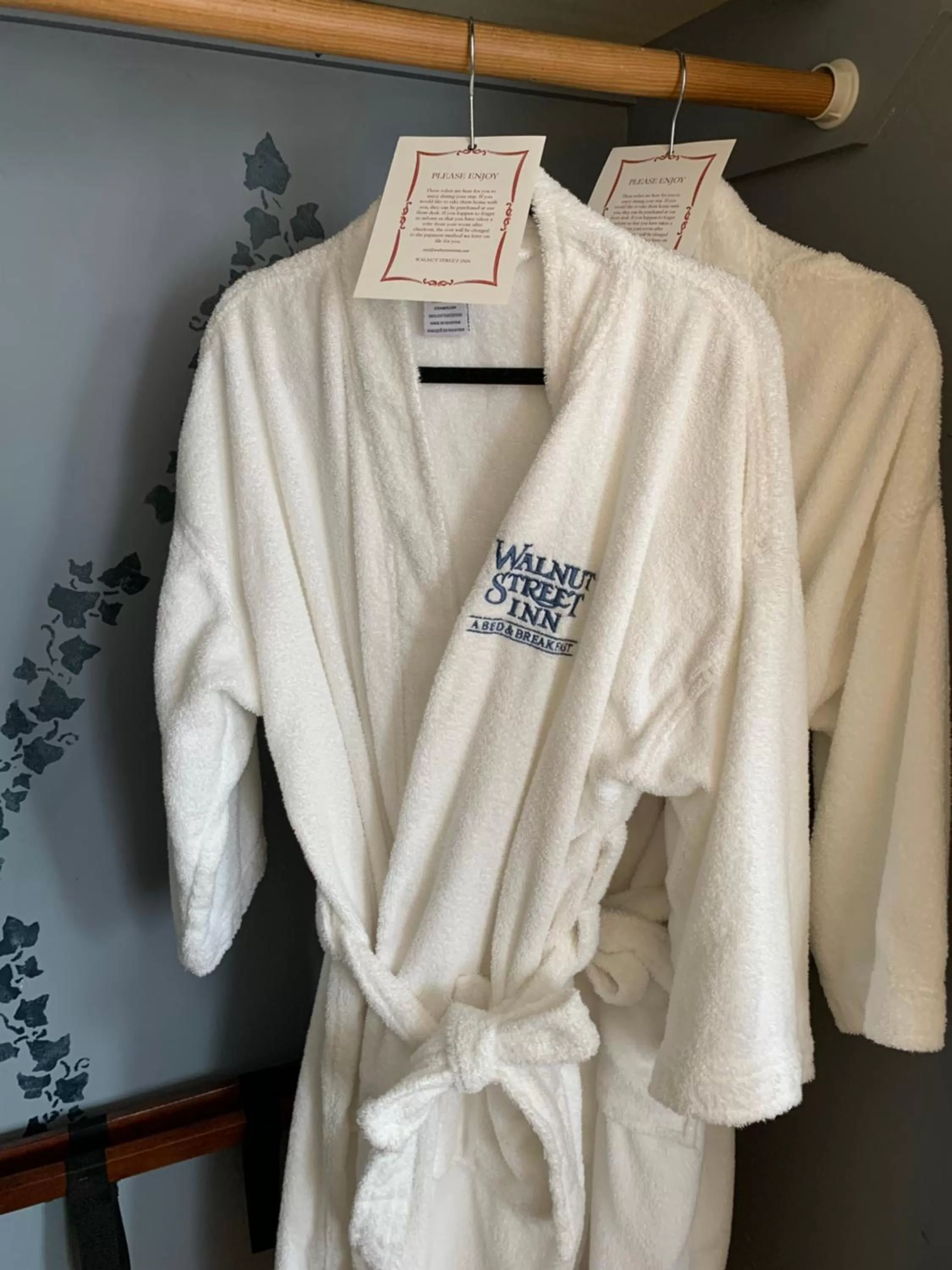 wardrobe, Bed in Walnut Street Inn