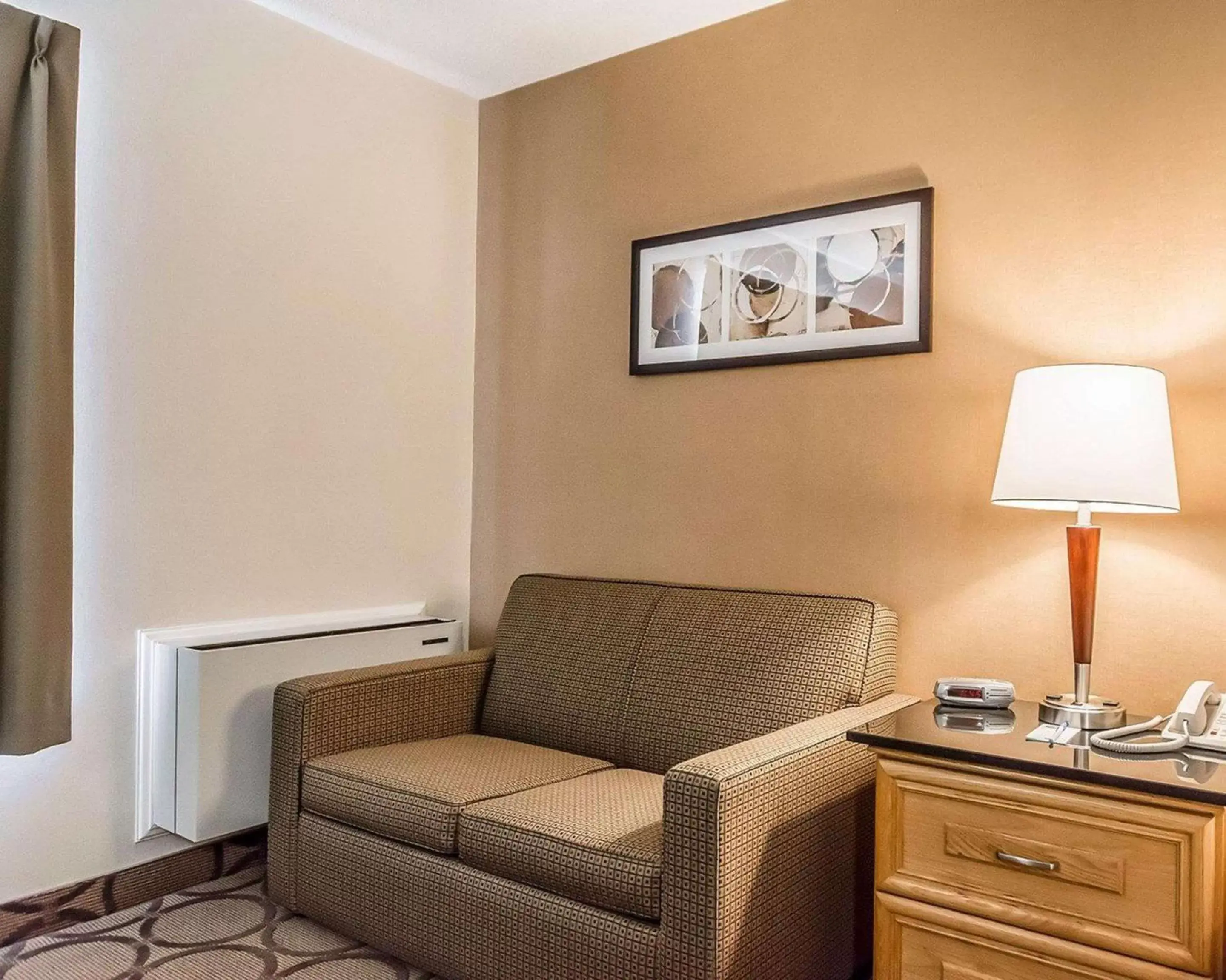 Photo of the whole room, Seating Area in Comfort Inn Riviere-du-Loup