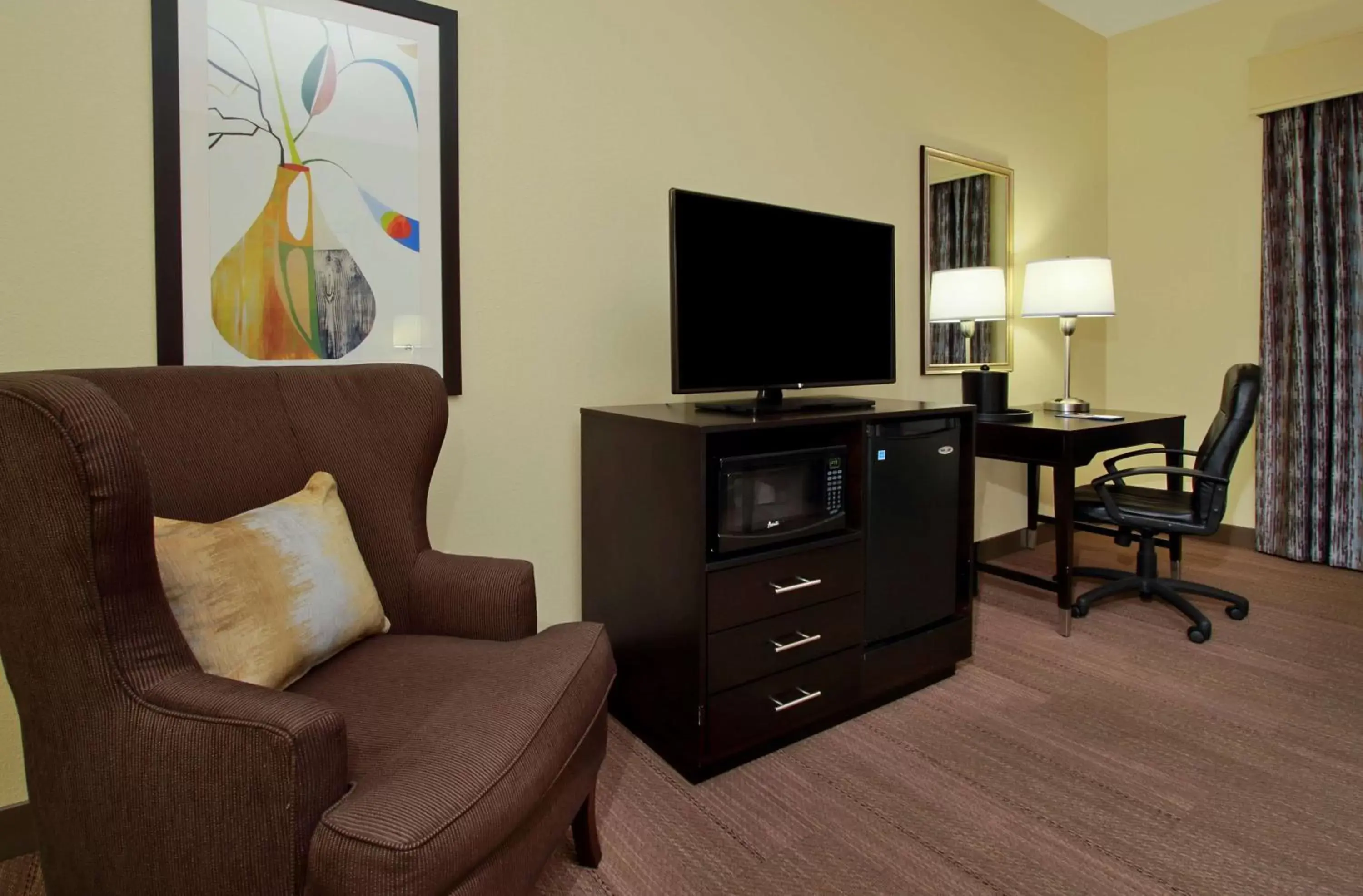 Bedroom, TV/Entertainment Center in Hampton Inn Winfield