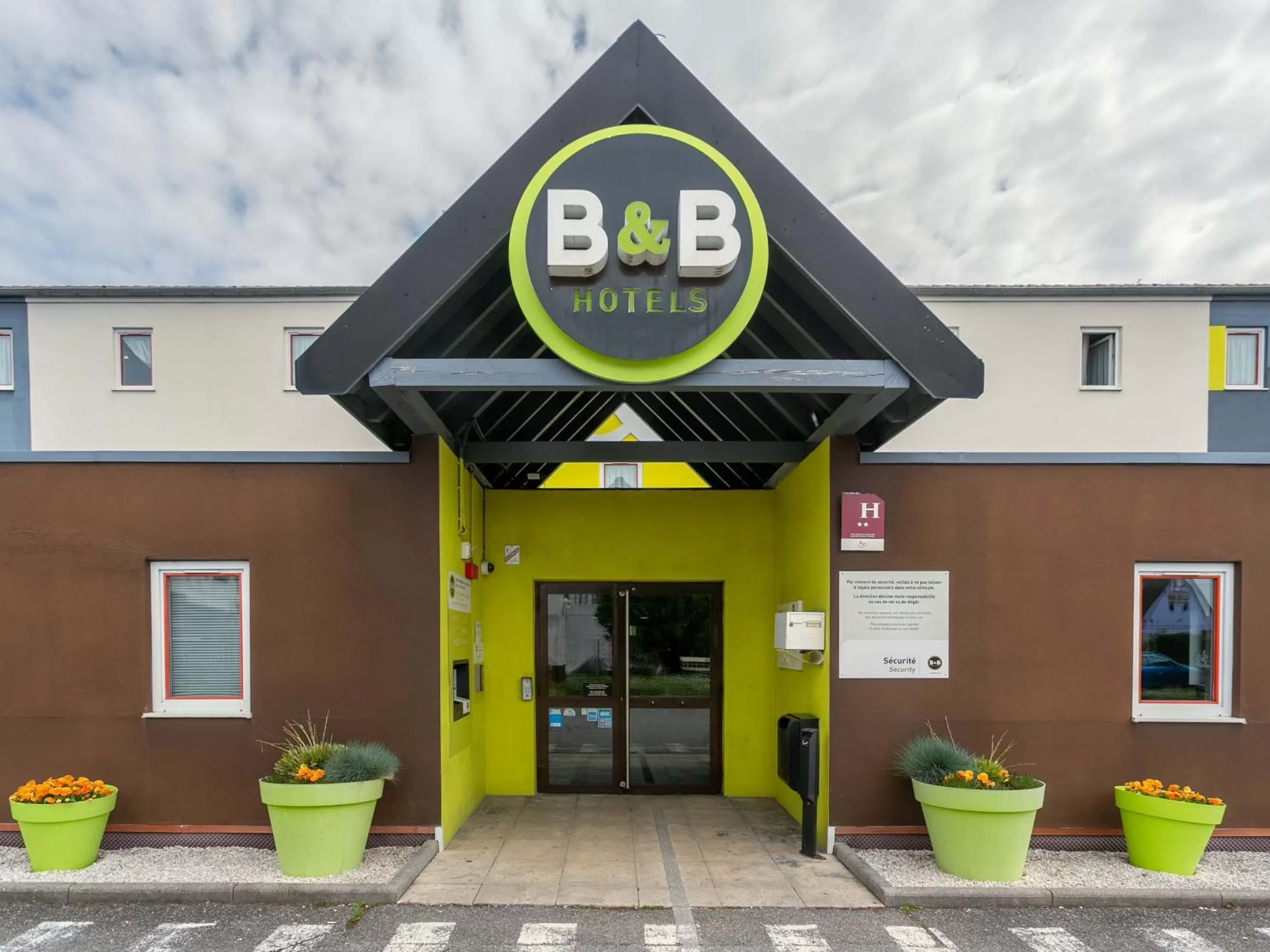 Facade/entrance in B&B HOTEL Strasbourg Nord Artisans