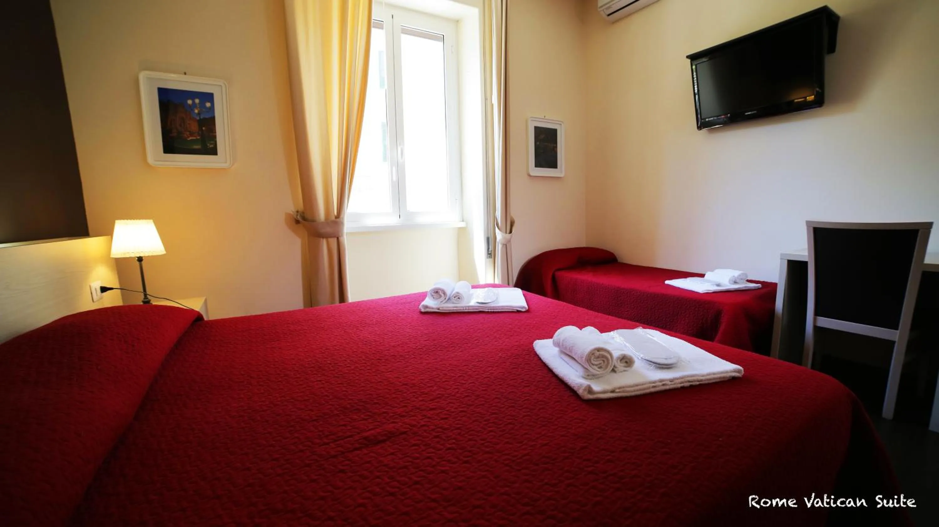 Bathroom, Bed in Rome Vatican Suite