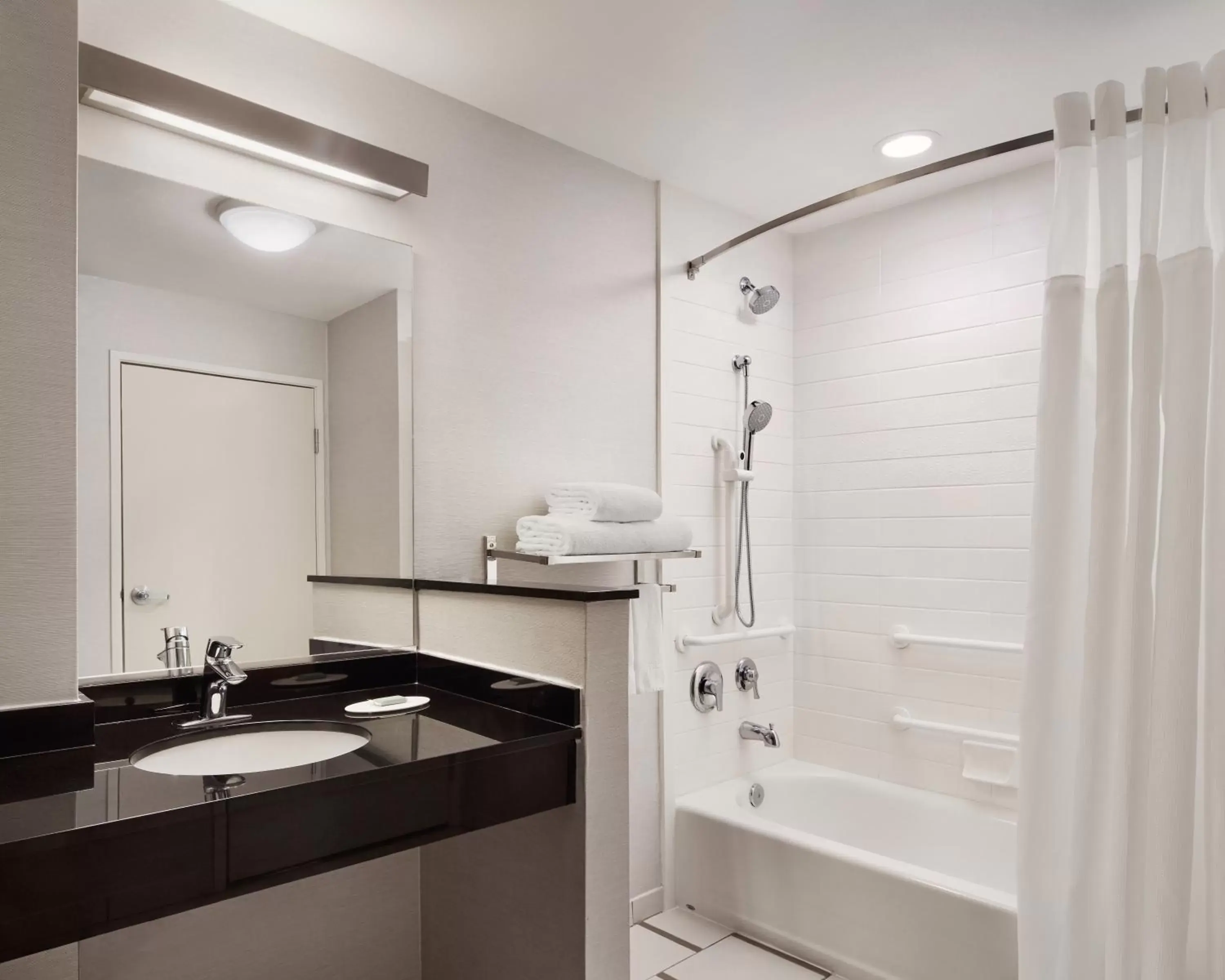 Bathroom in Fairfield Inn & Suites by Marriott El Paso Airport