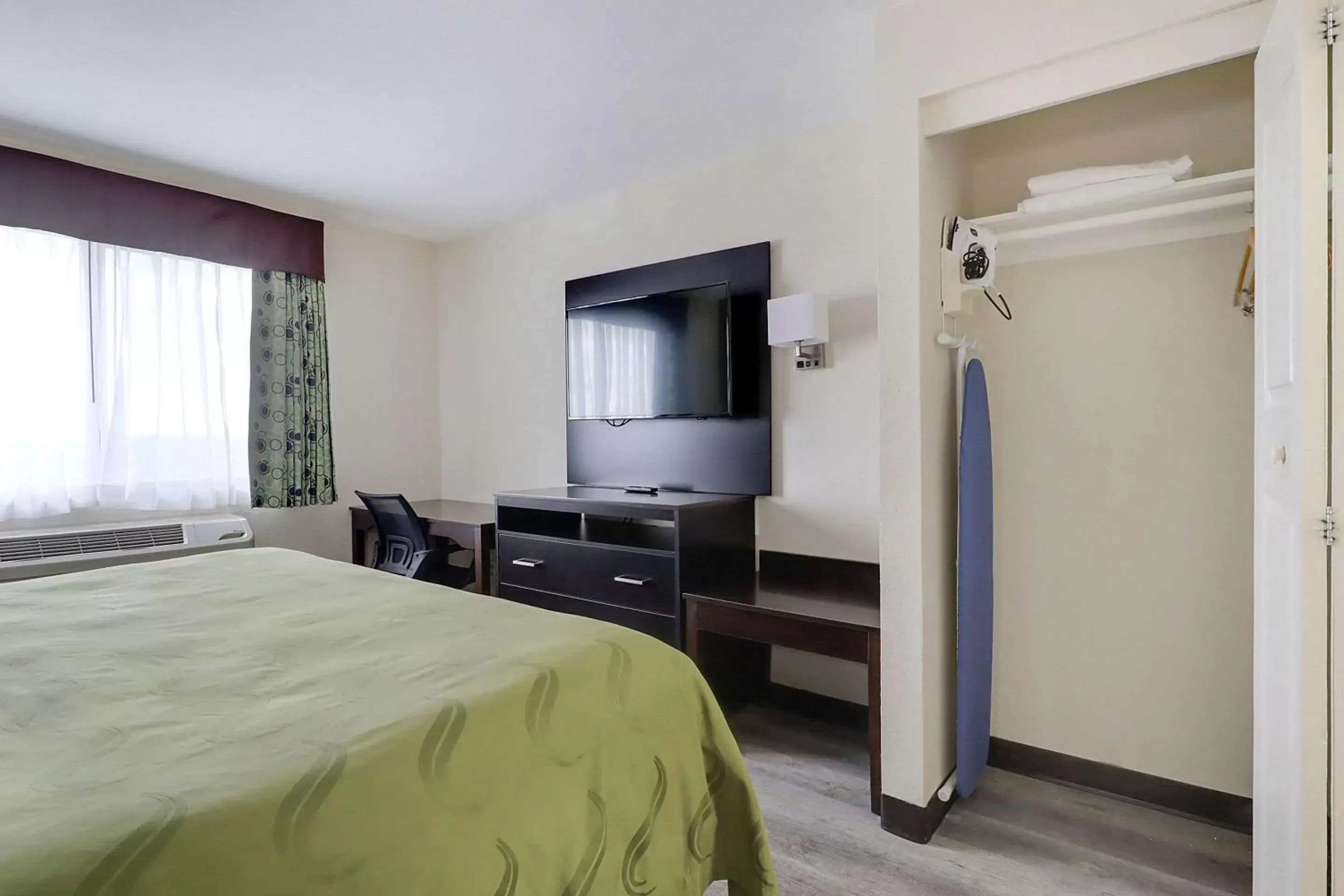 Bedroom, TV/Entertainment Center in Quality Suites Albuquerque Airport