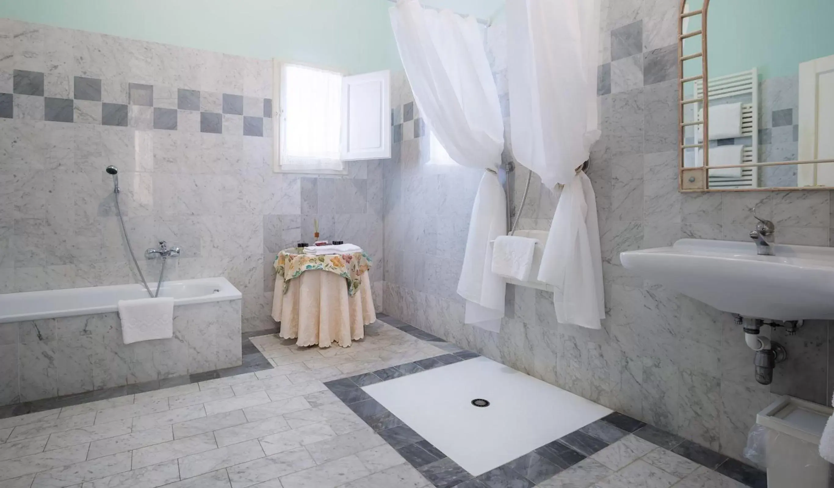 Bathroom, Banquet Facilities in Hotel Torre Guelfa Palazzo Acciaiuoli