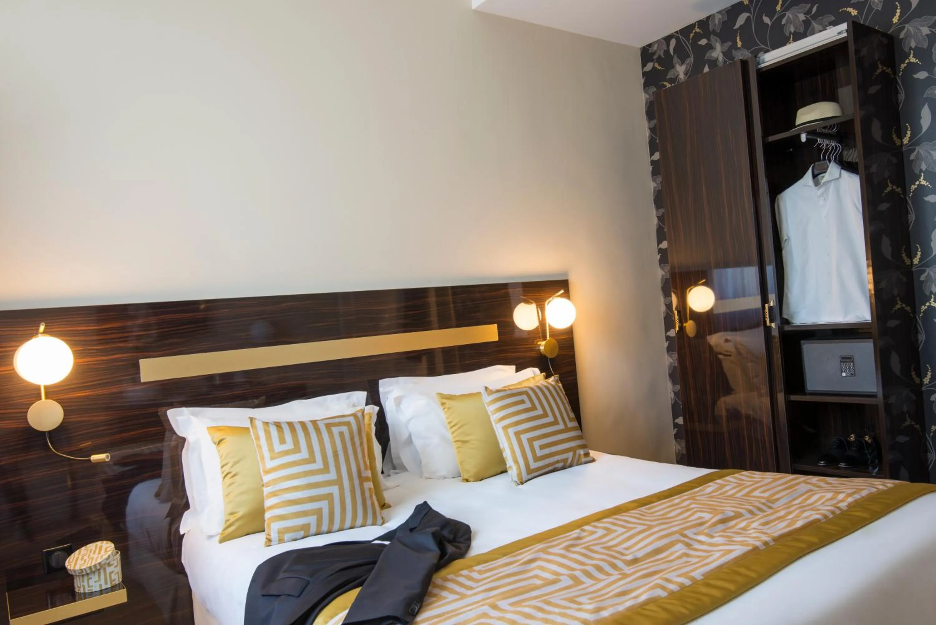 Photo of the whole room, Bed in Hotel Carlton