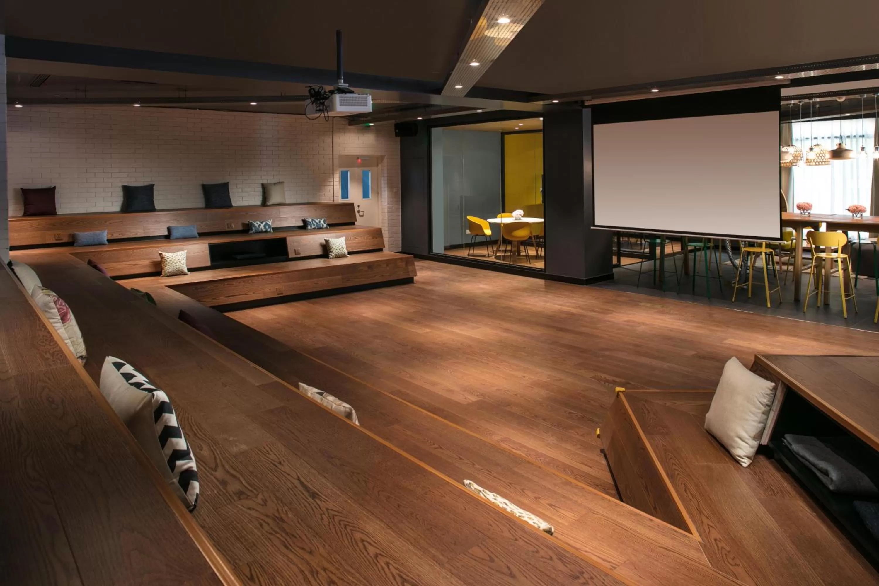 Communal lounge/ TV room in Campanile Hotel - Shanghai Jing'an Temple