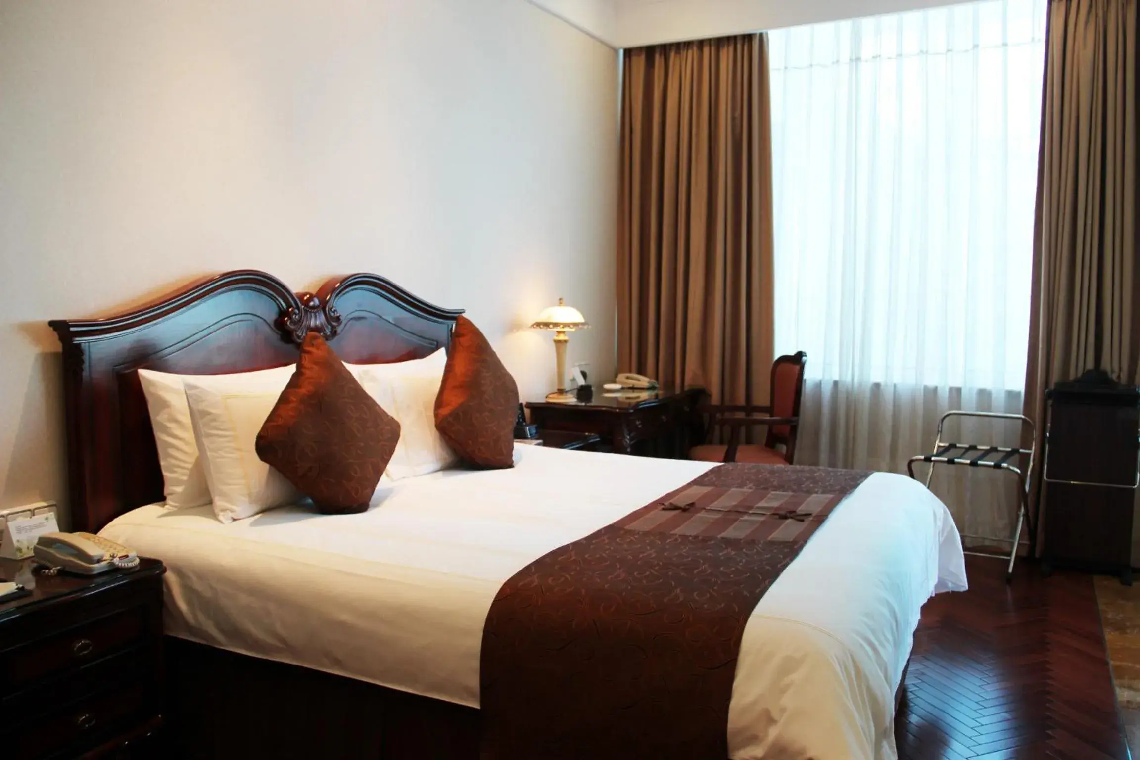 Photo of the whole room, Bed in Oriental Riverside Bund View Hotel (Shanghai International Convention Center)