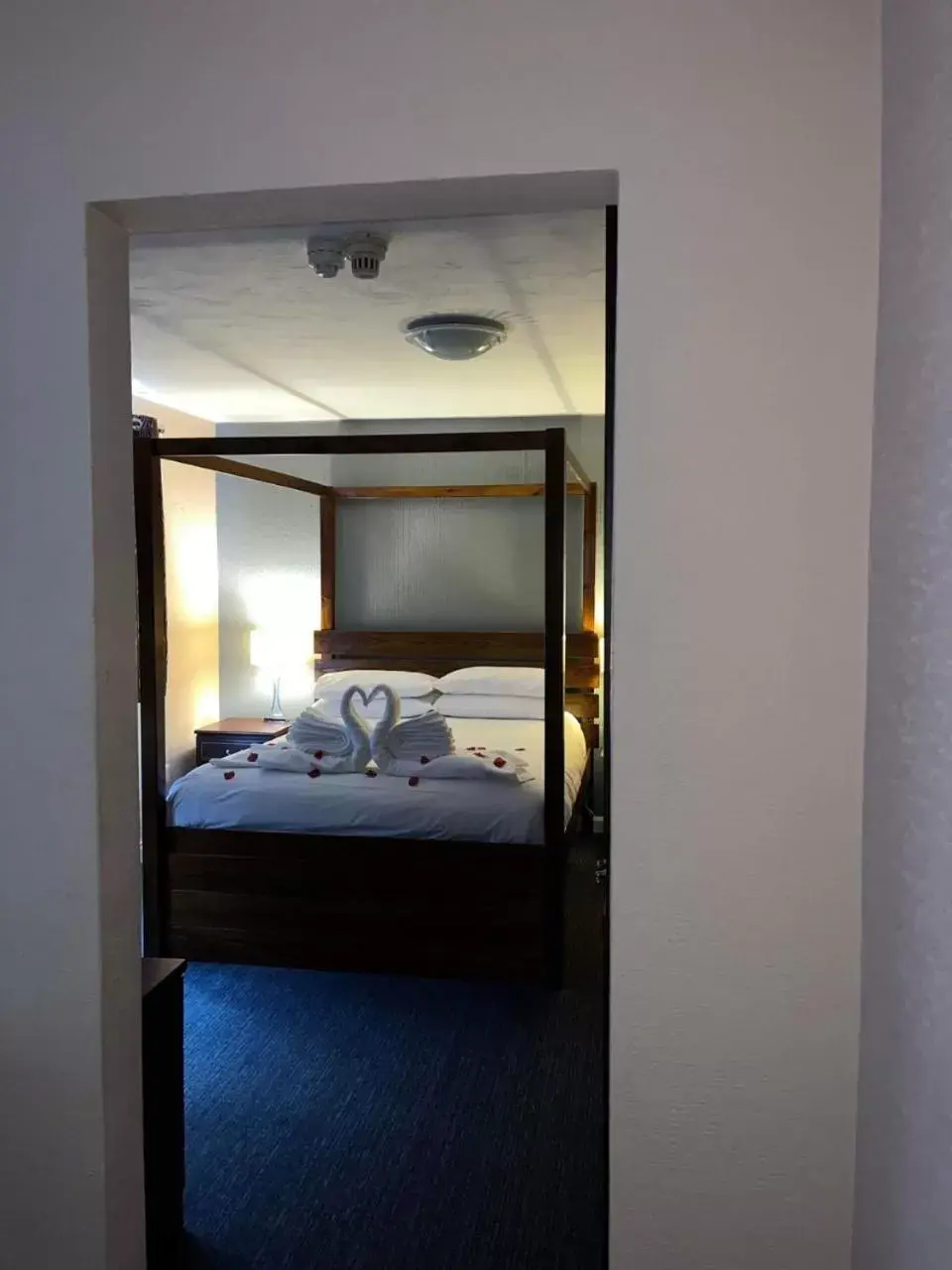 Bedroom, Bed in Springfield Hotel & Restaurant