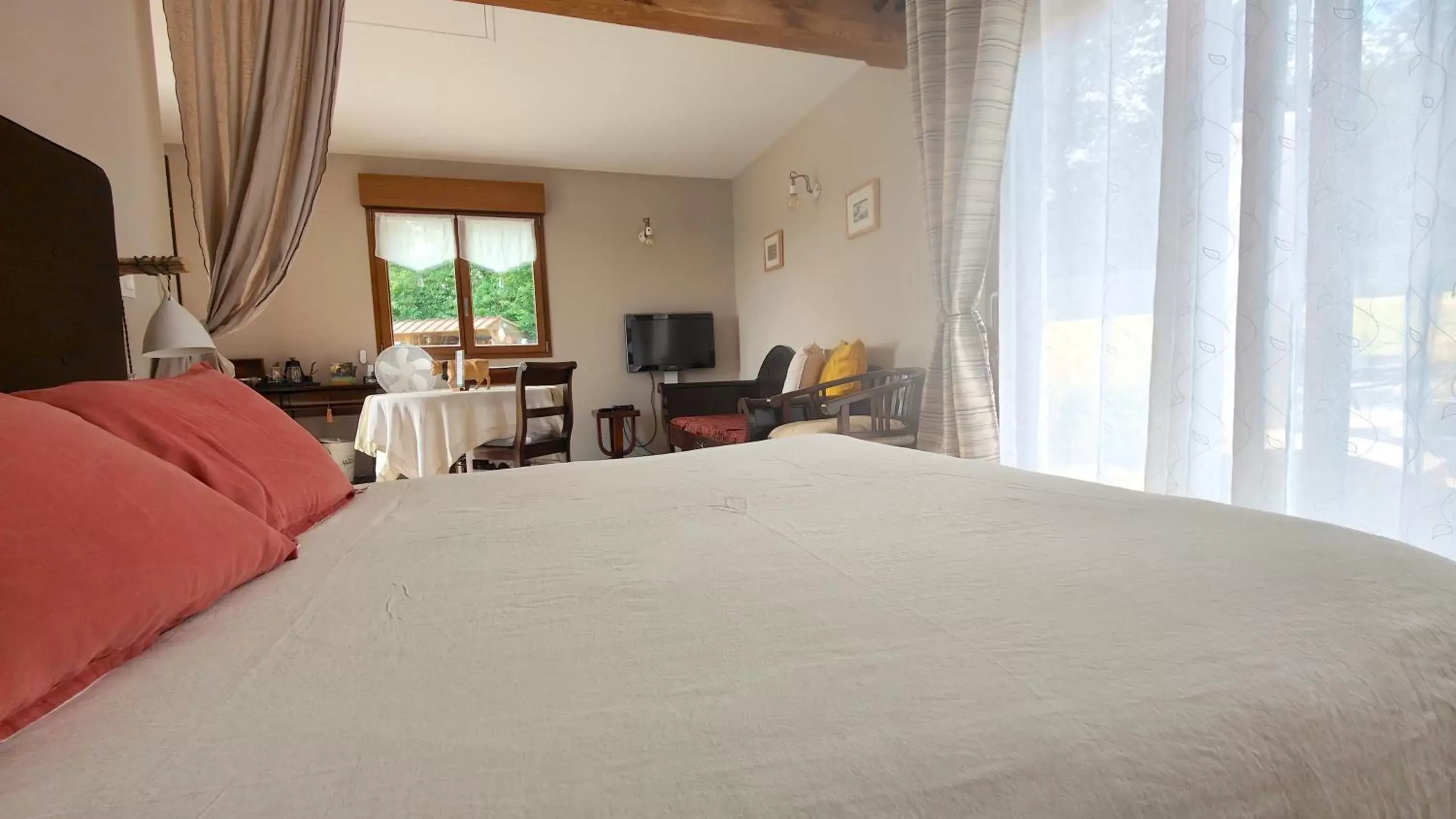 Photo of the whole room, Bed in L'Herbe aux Vaches