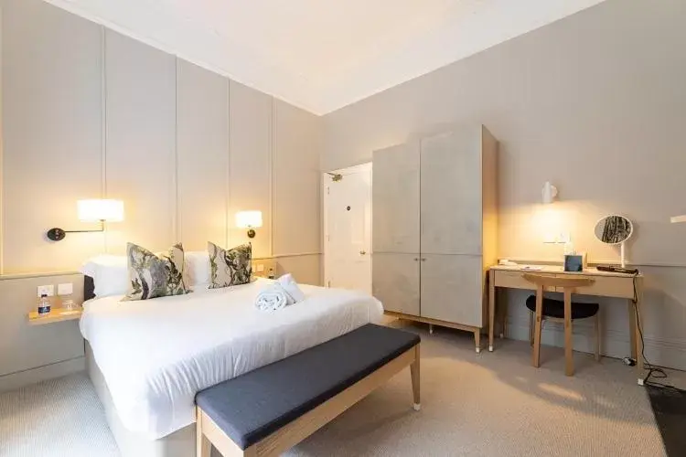 Bedroom, Bed in The Goodenough Hotel London