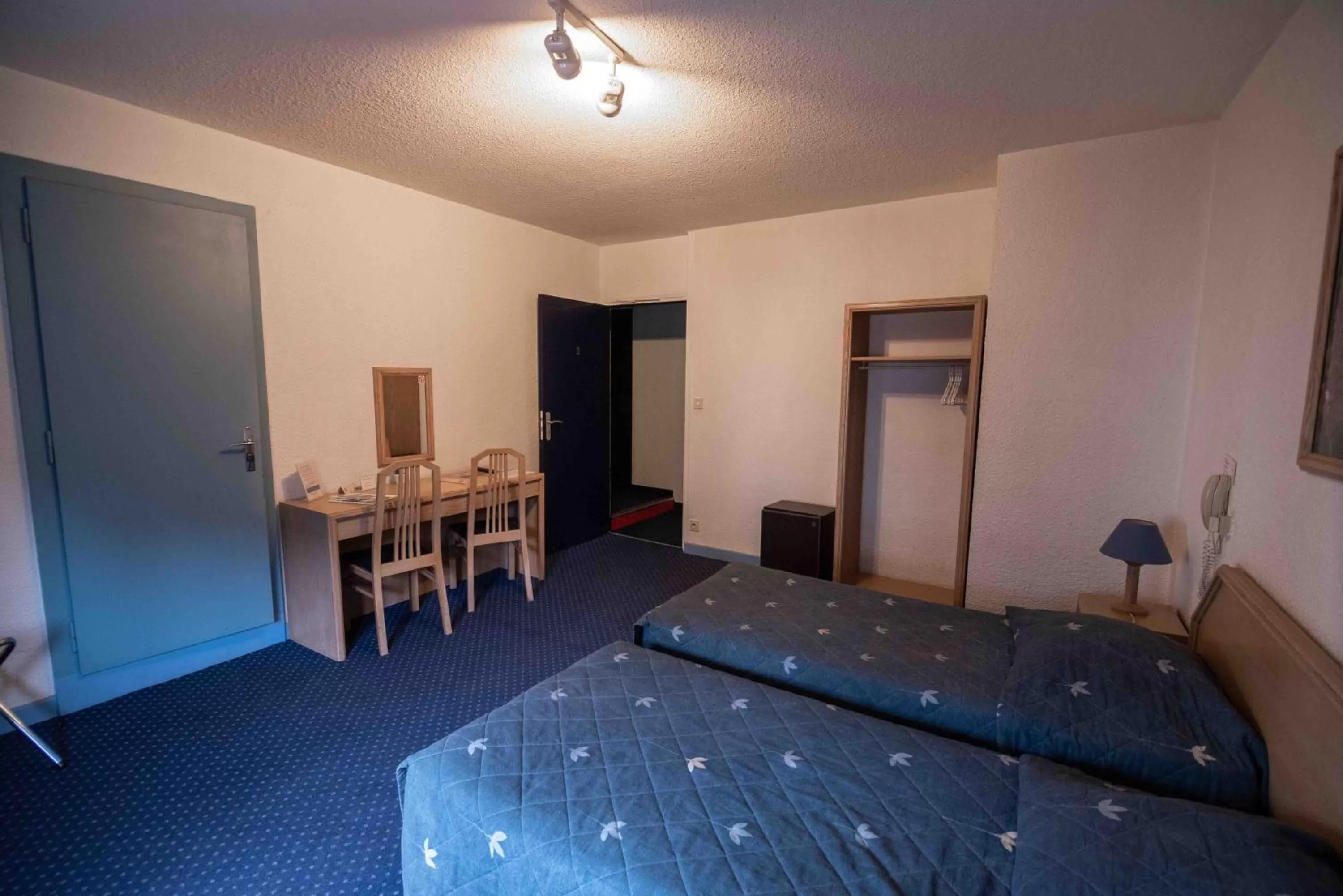 Bathroom, Bed in Hôtel de La Poste