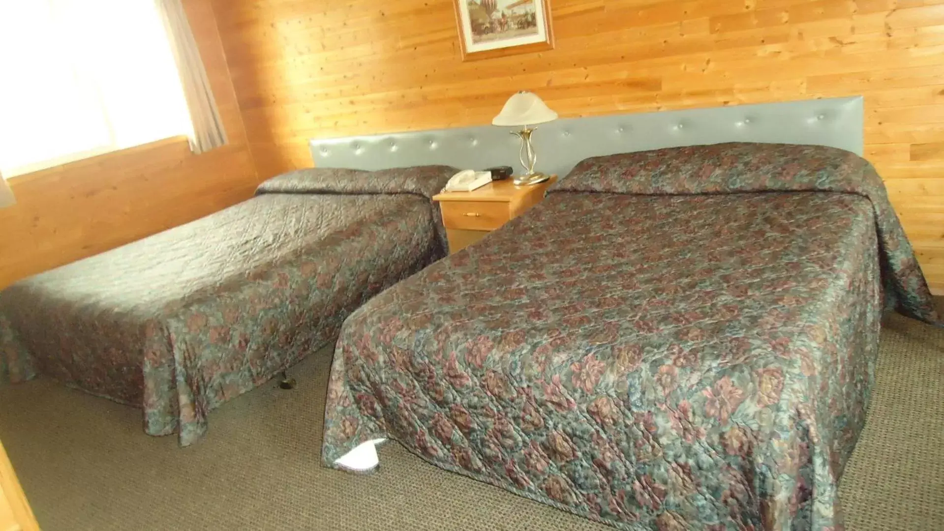 Bed in Dreamland Motel