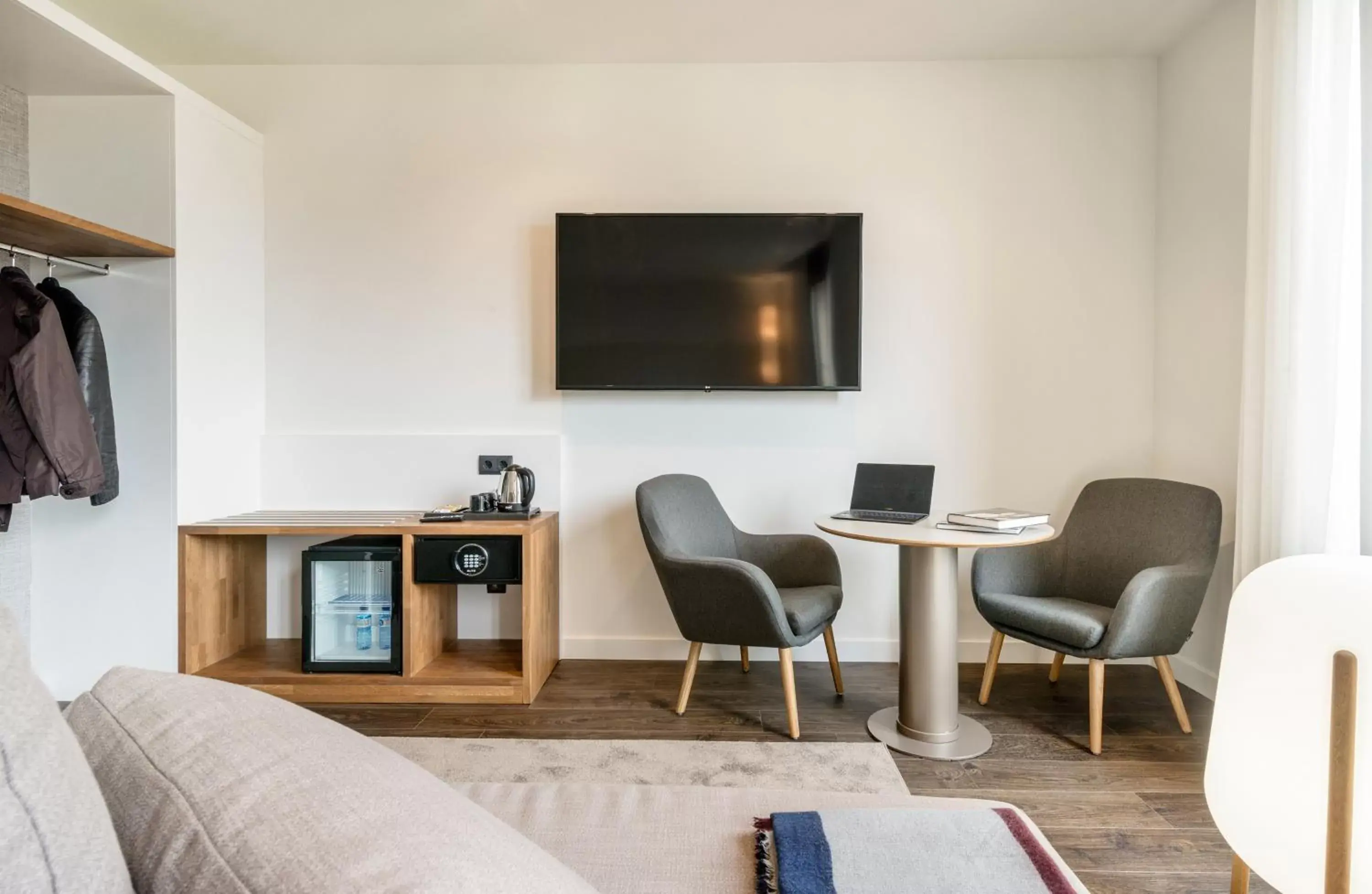 Living room, TV/Entertainment Center in Peninsular