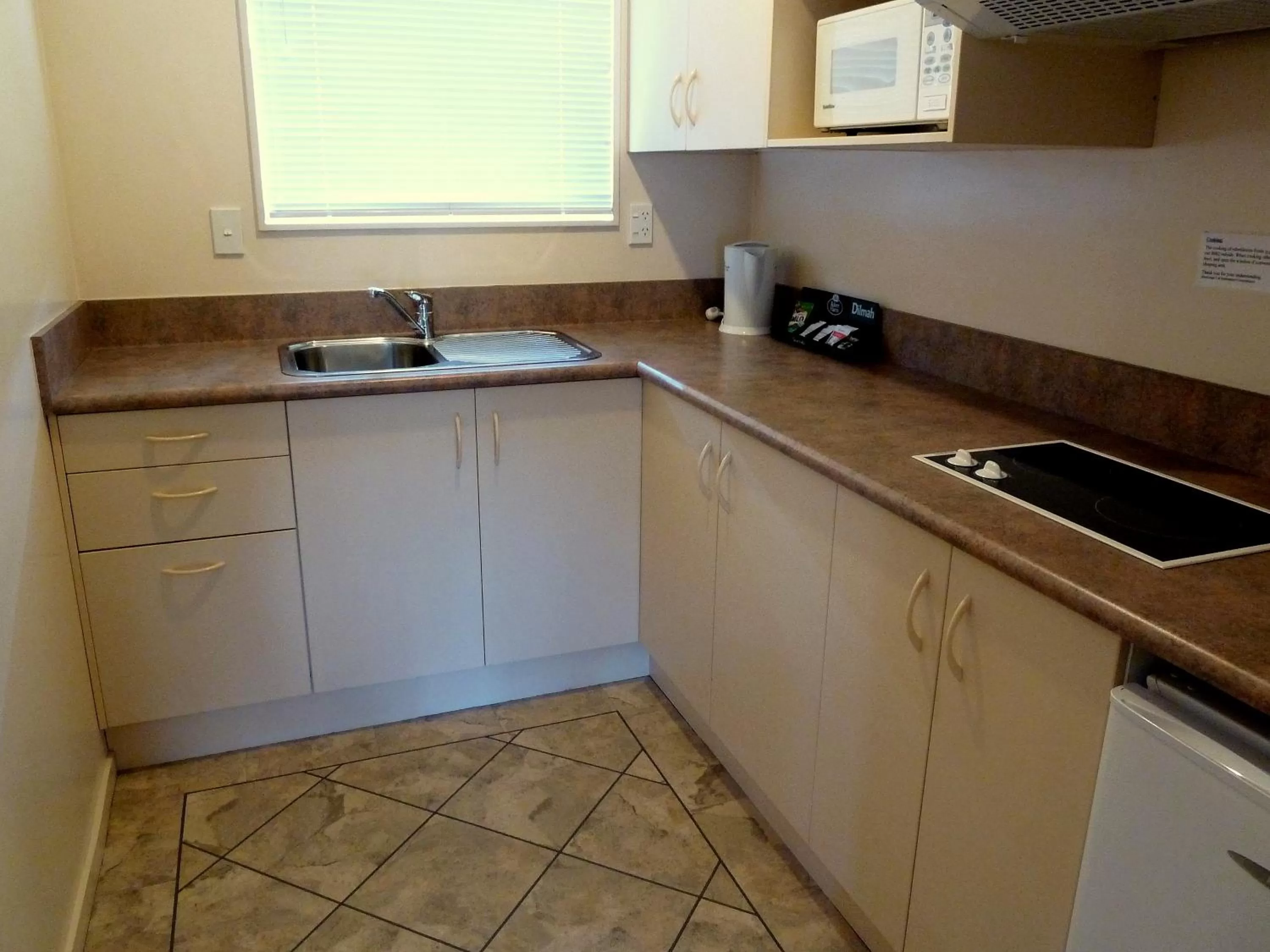 Coffee/tea facilities in Tudor Lodge Motel