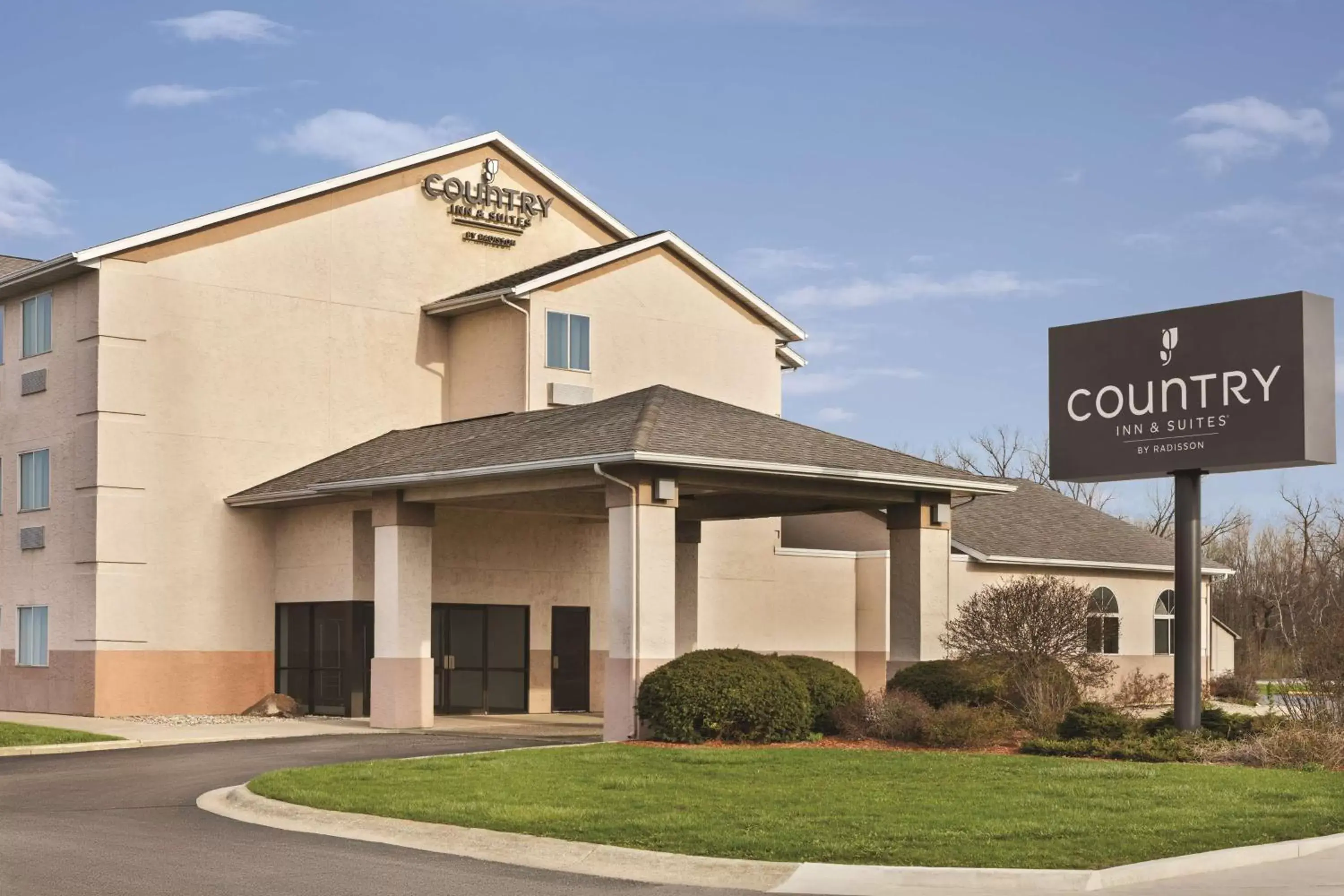 Property Building in Country Inn & Suites by Radisson, Auburn, IN