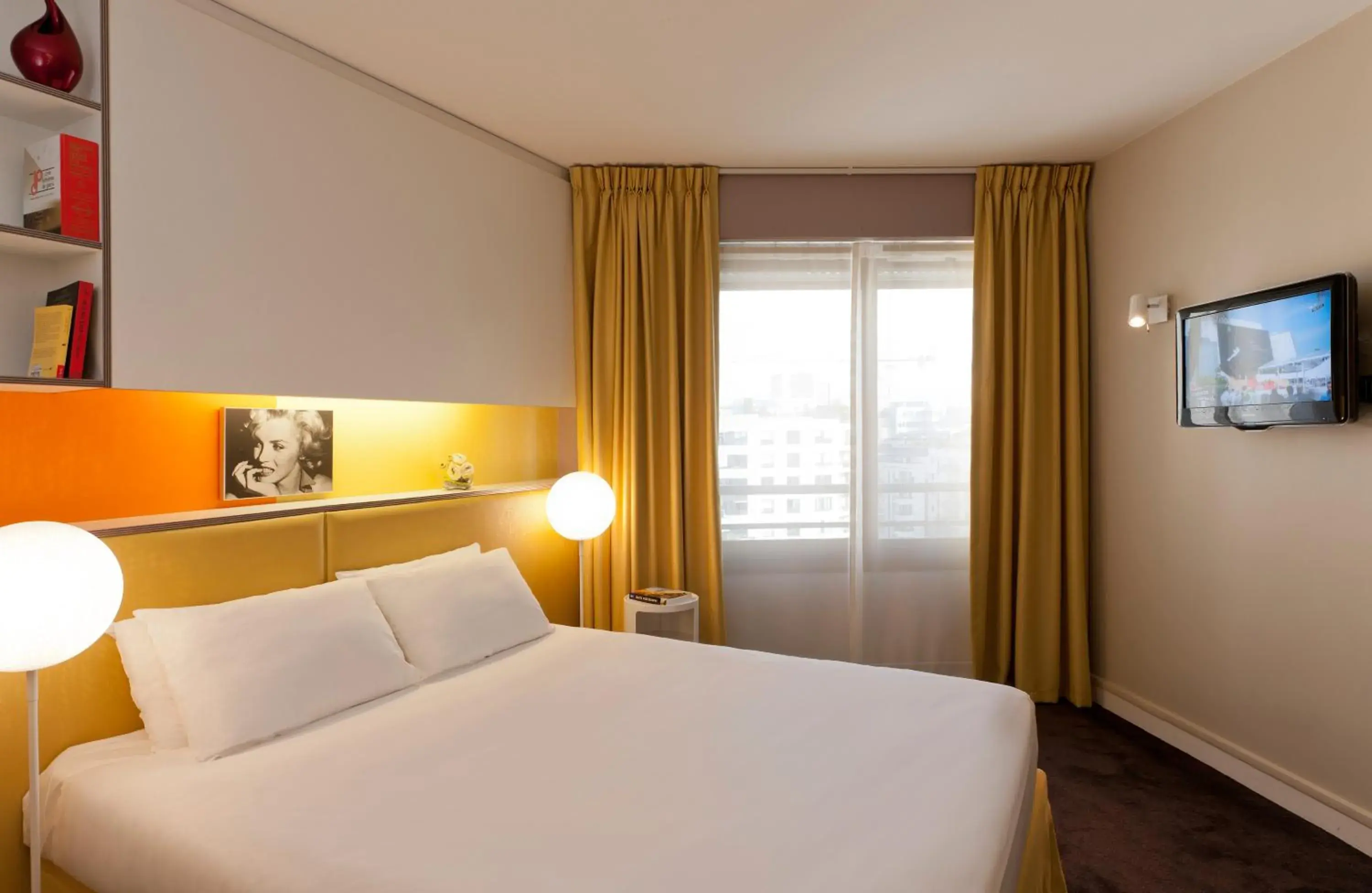 Bed in AppartHotel Mercure Paris Boulogne