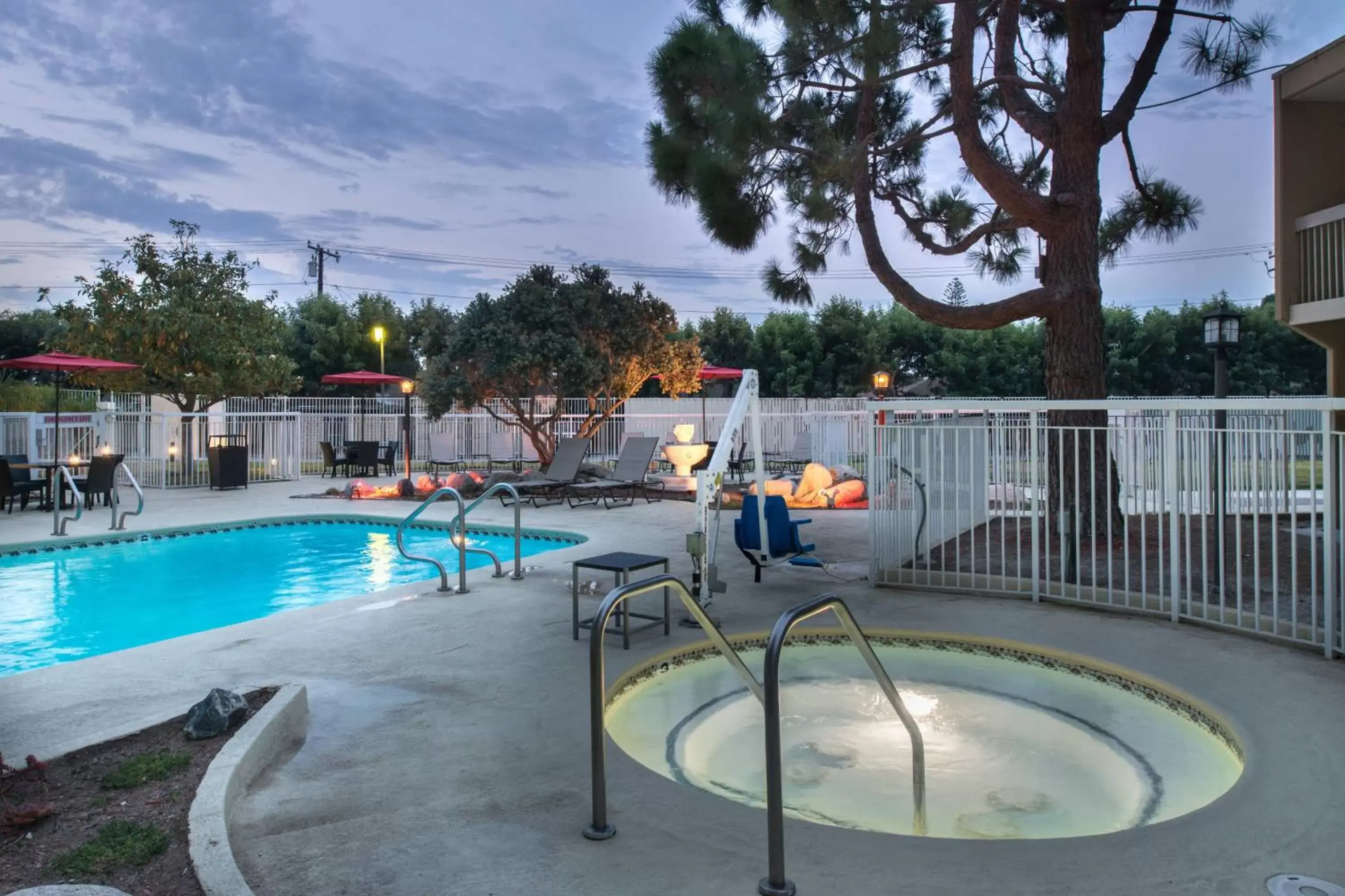Swimming Pool in Courtyard by Marriott Oxnard/Ventura