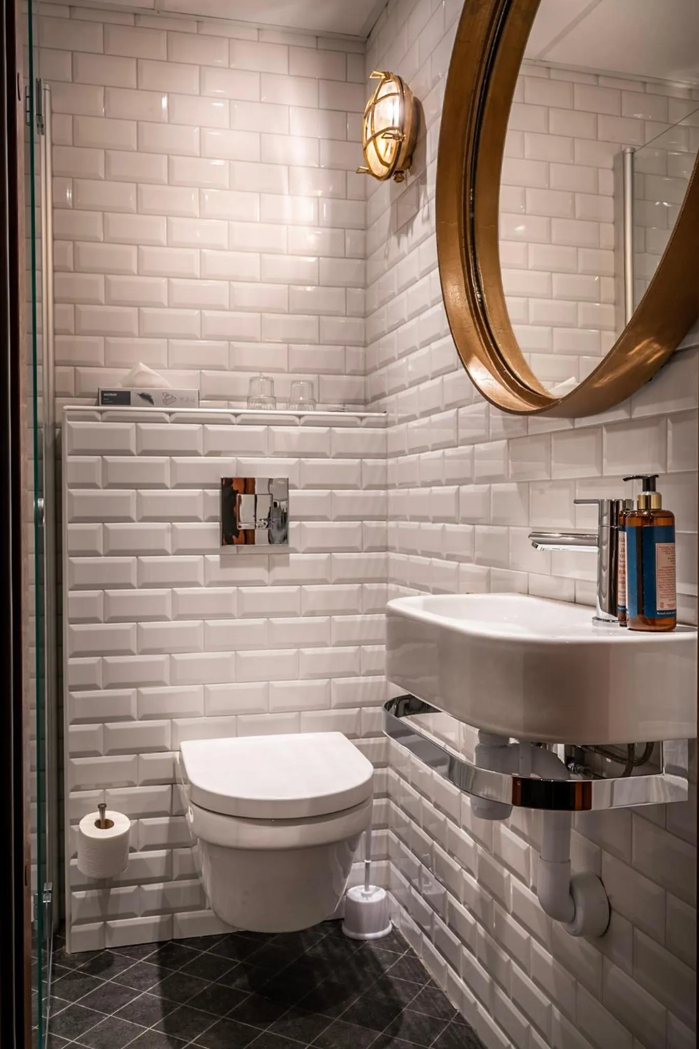 Bathroom in Lord Nelson Hotel