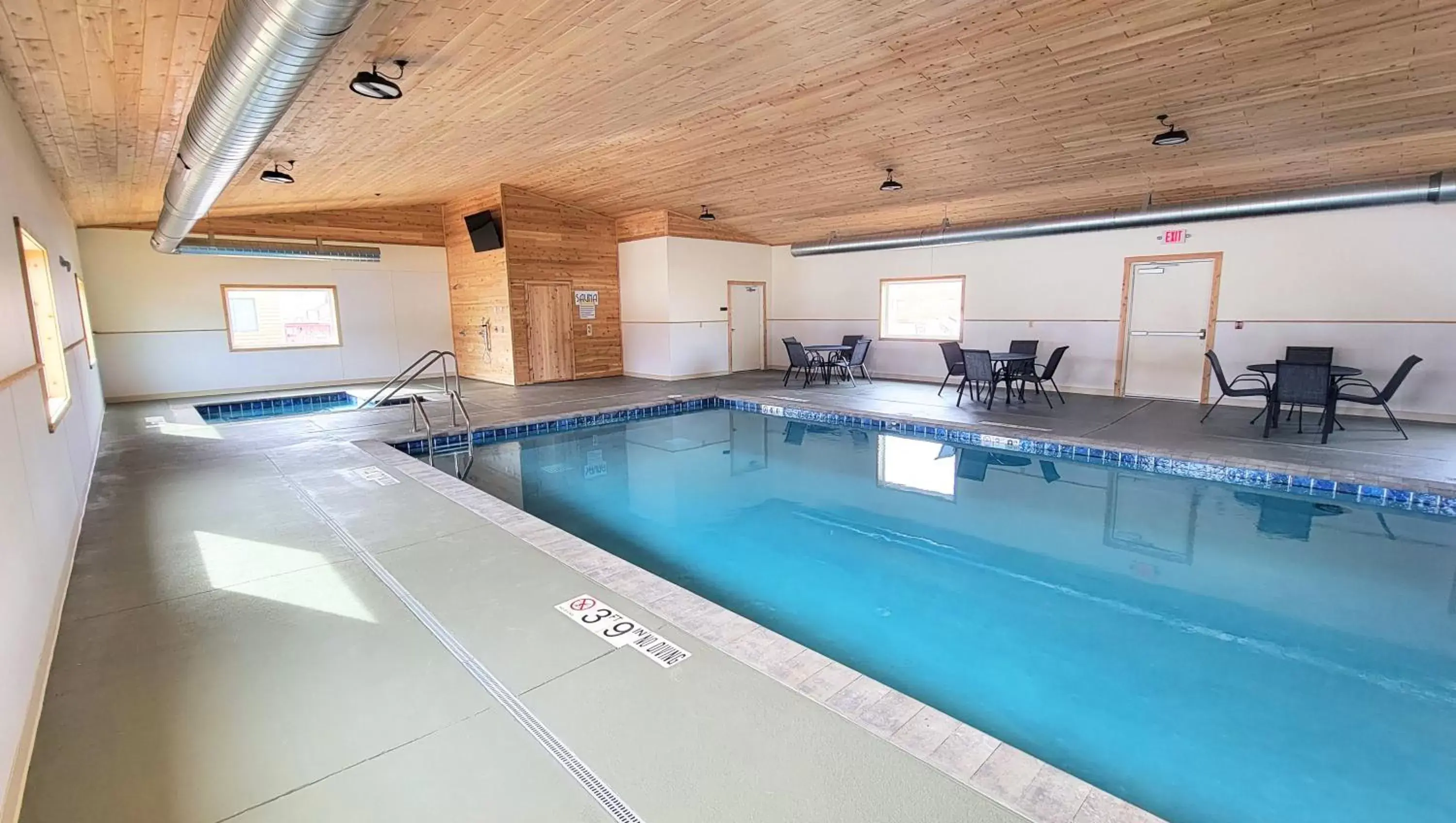 Swimming Pool in Jasper Ridge Inn Ishpeming