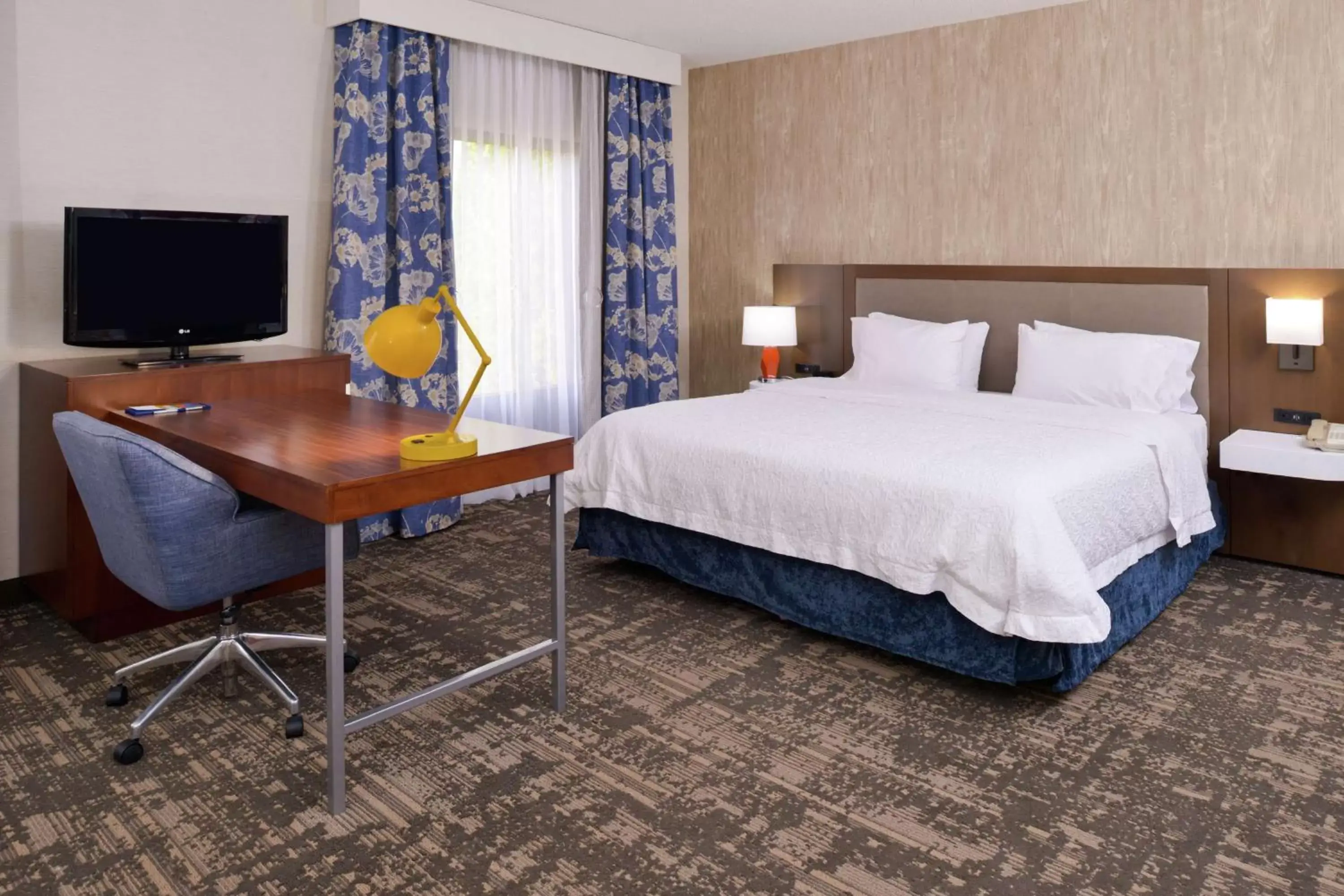 Bedroom, Bed in Hampton Inn & Suites Wilmington