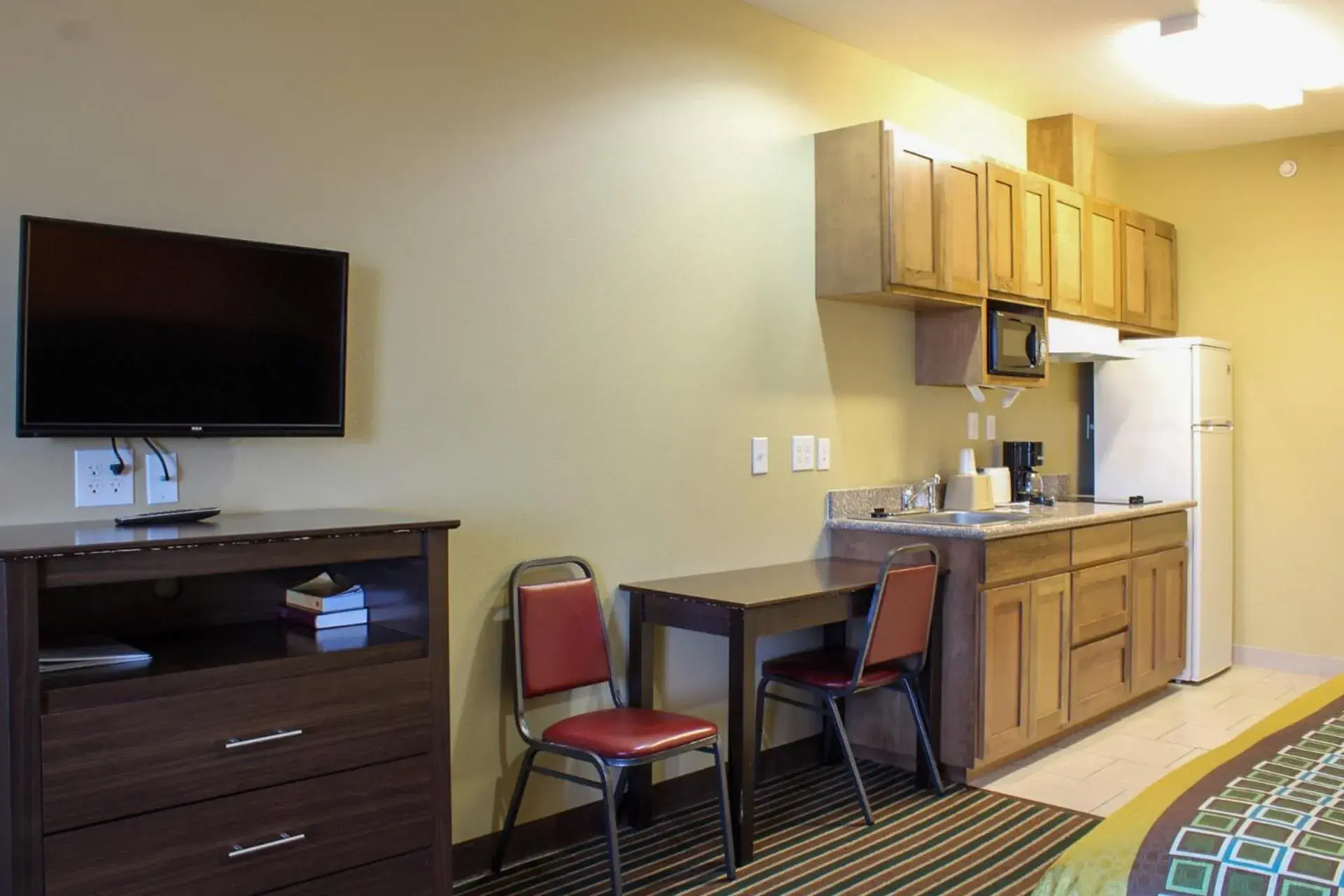 TV and multimedia in The Bungalows Hotel & Event Center at Lakeline Austin / Cedar Park
