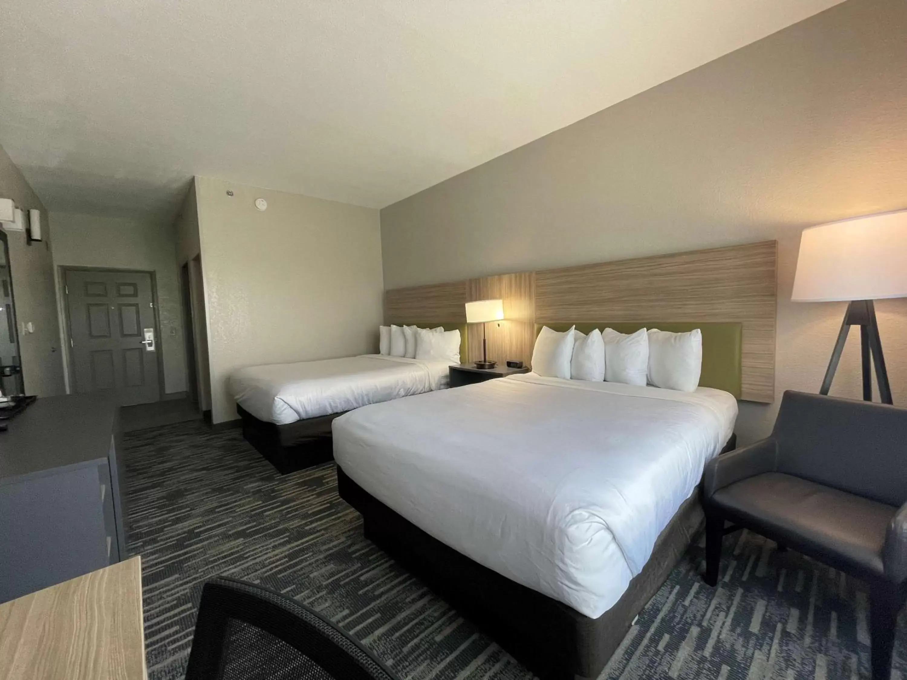 Bed in Country Inn & Suites by Radisson, Valdosta, GA - NEWLY RENOVATED