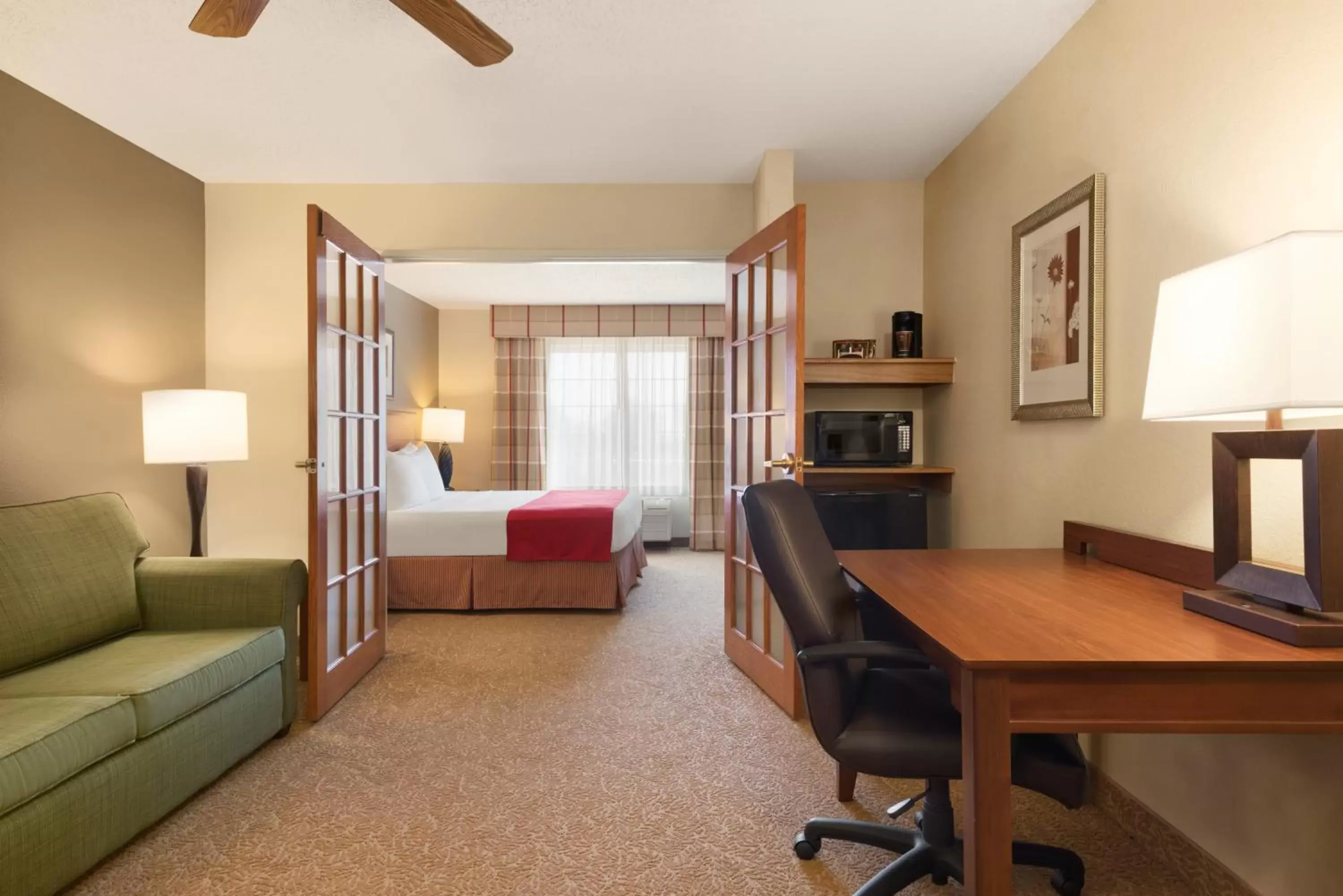 Photo of the whole room, Seating Area in Country Inn & Suites by Radisson, Davenport, IA