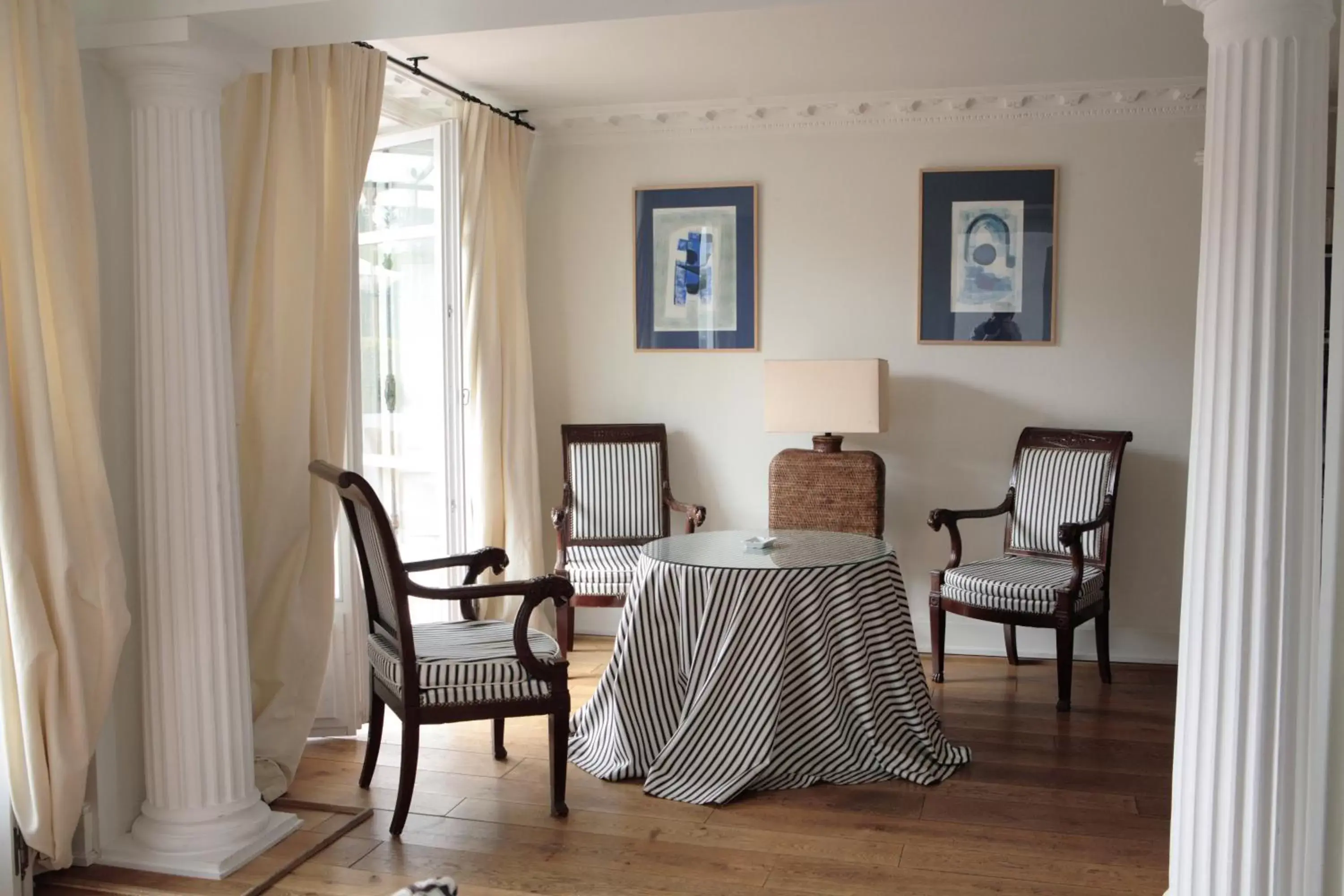 Photo of the whole room, Seating Area in Hotel les Vergers de Saint Paul