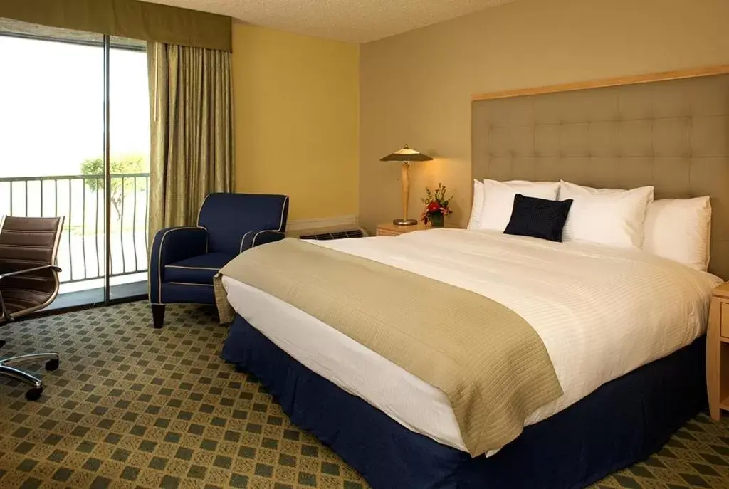 Bed in Holiday Inn Express Mill Valley - Sausalito Area, an IHG Hotel