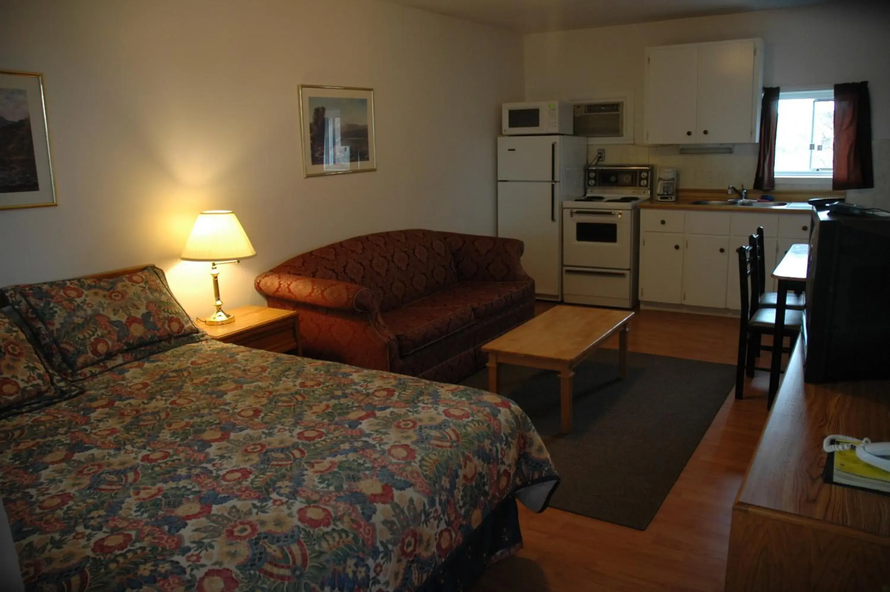 Bed, Kitchen/Kitchenette in Blue Moon Motel