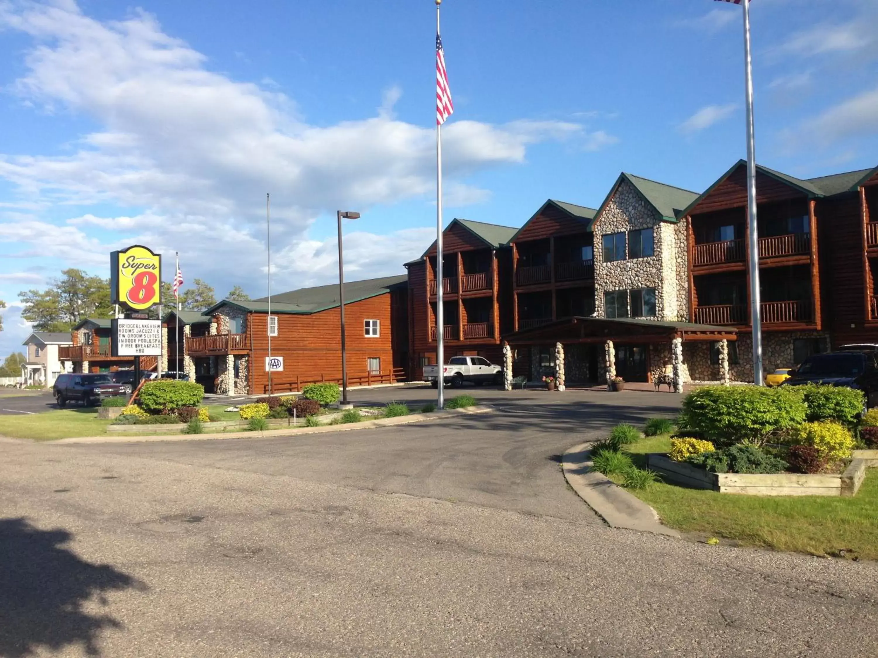 Facade/entrance, Property Building in Super 8 by Wyndham Bridgeview of Mackinaw City
