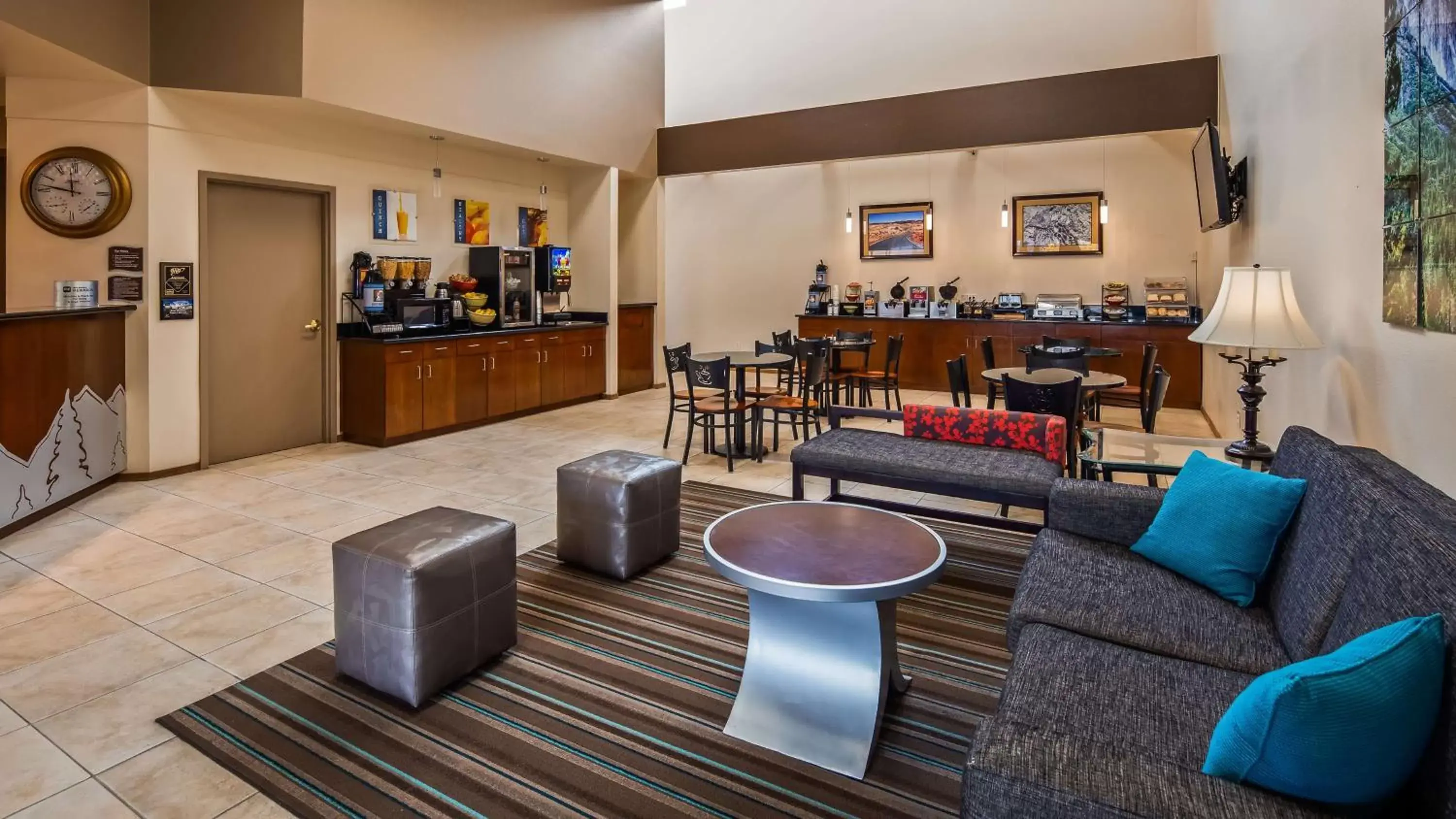 Lobby or reception, Lounge/Bar in Best Western Topaz Lake Inn