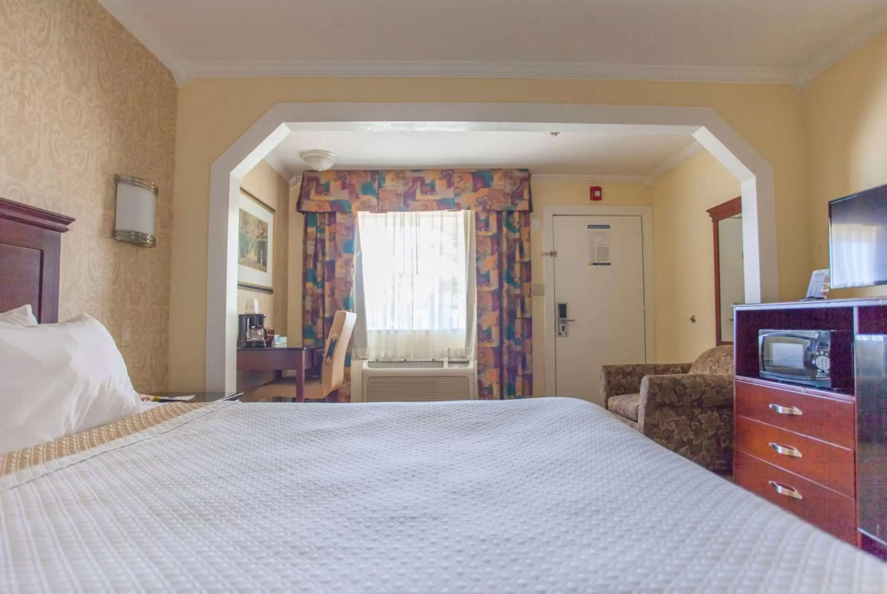 Photo of the whole room, Bed in Days Inn by Wyndham Shenandoah