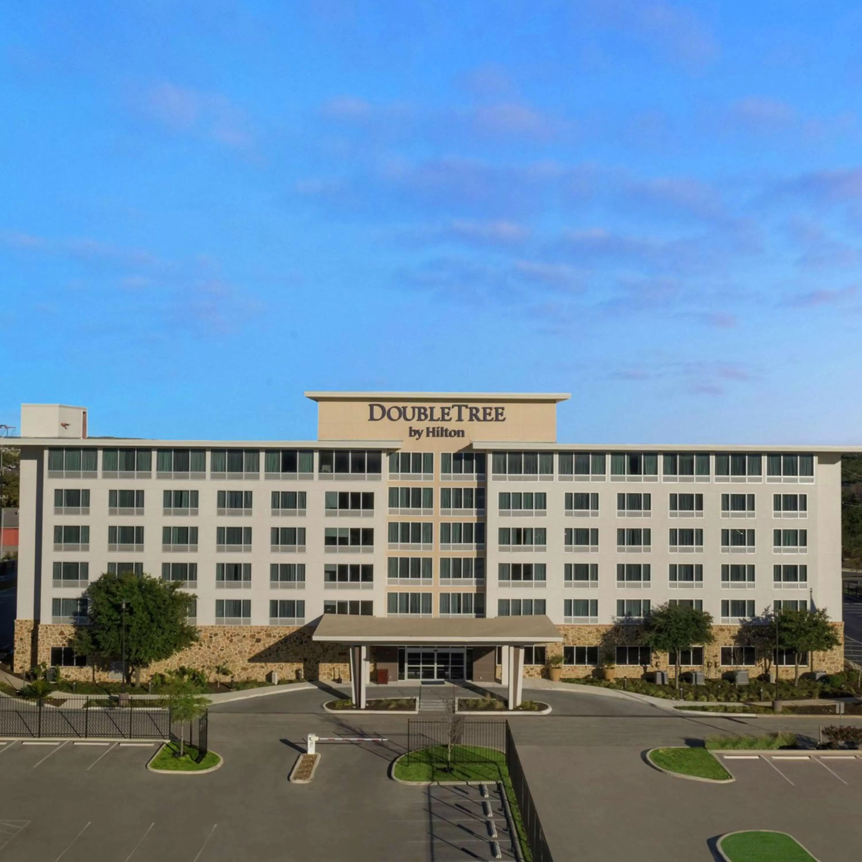 Property building in DoubleTree by Hilton San Antonio Northwest - La Cantera