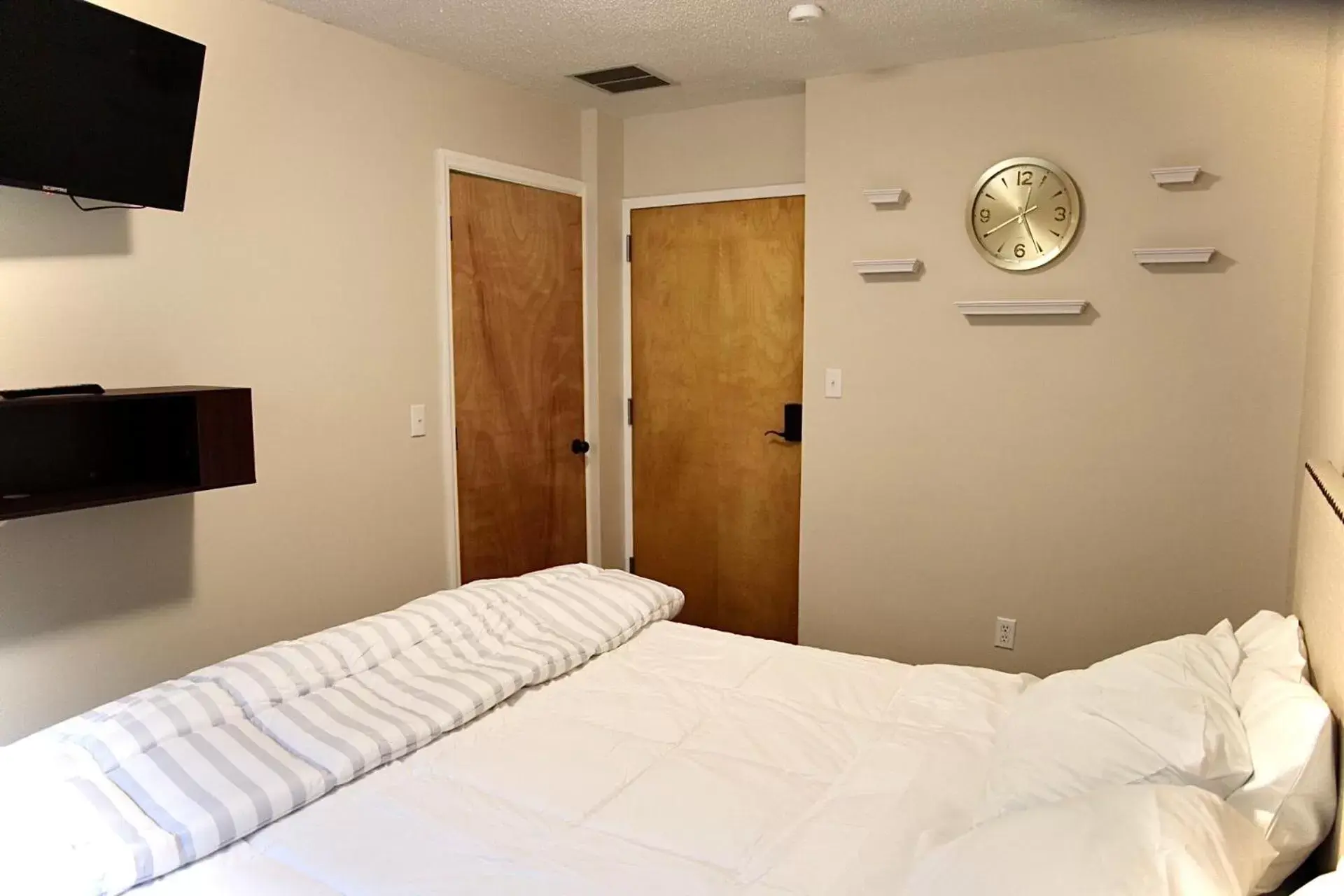Bedroom, Bed in Pine Mountain Inn