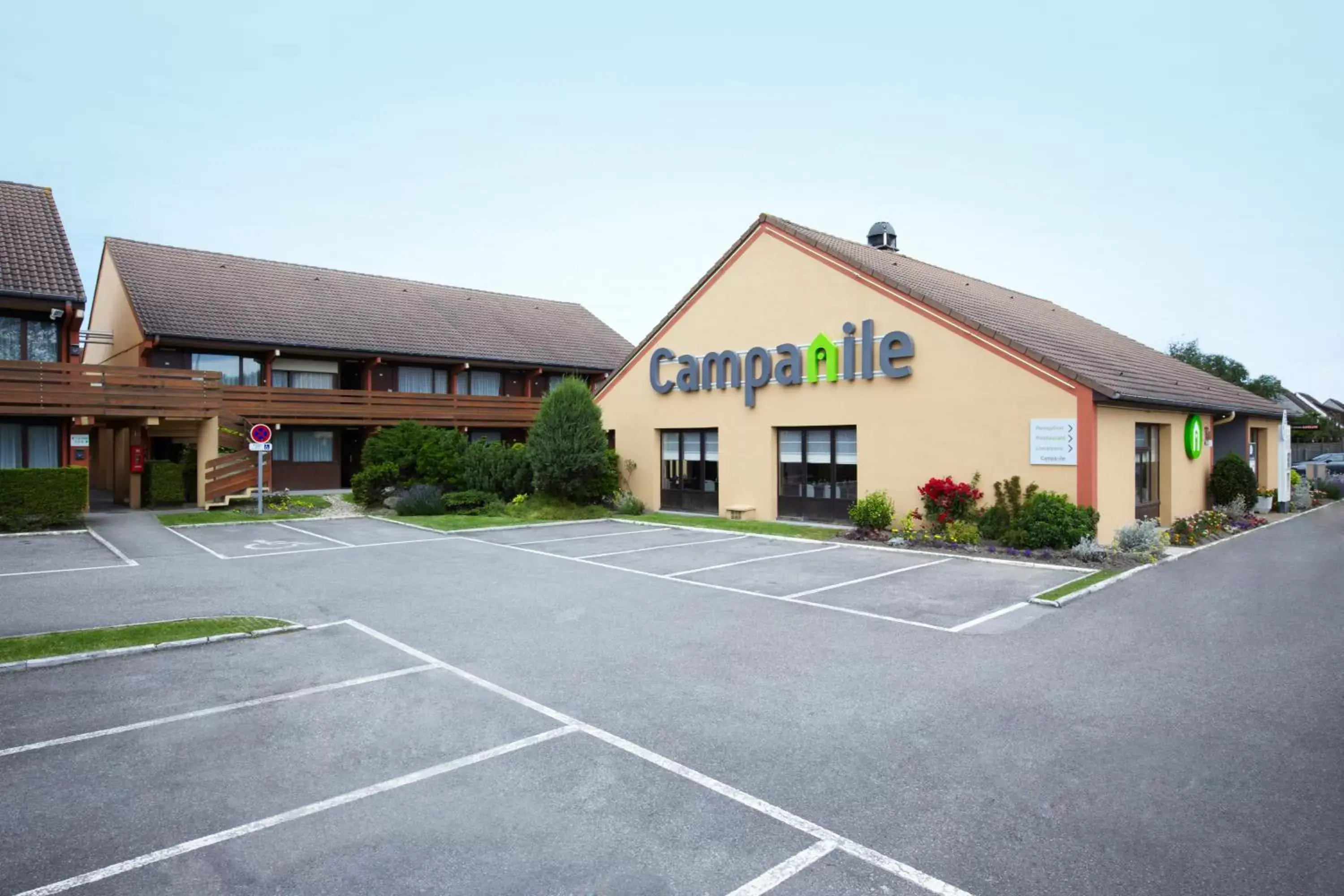 Facade/entrance, Property Building in Campanile Calais