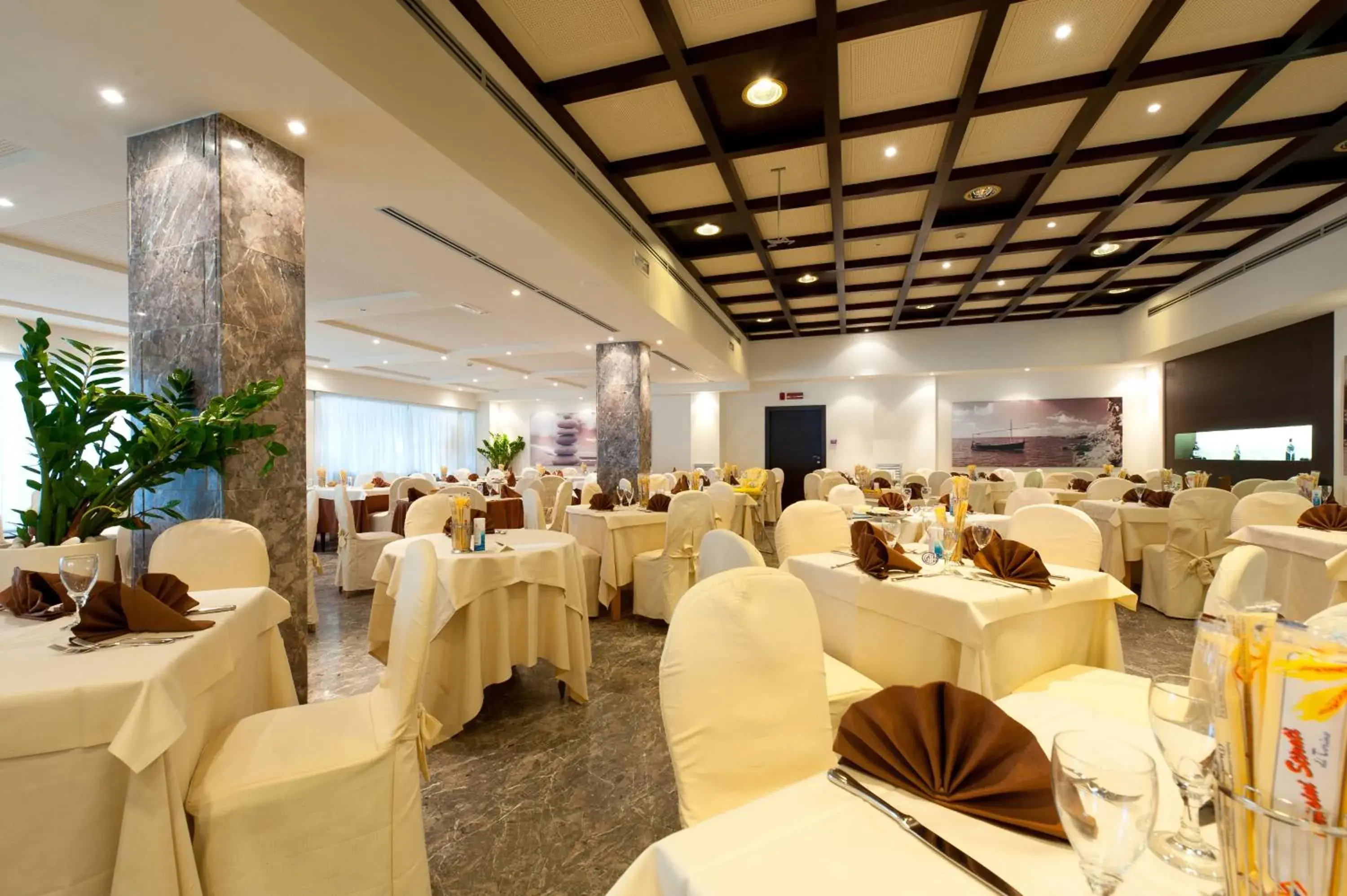 Restaurant/places to eat, Banquet Facilities in Grand Hotel Continental