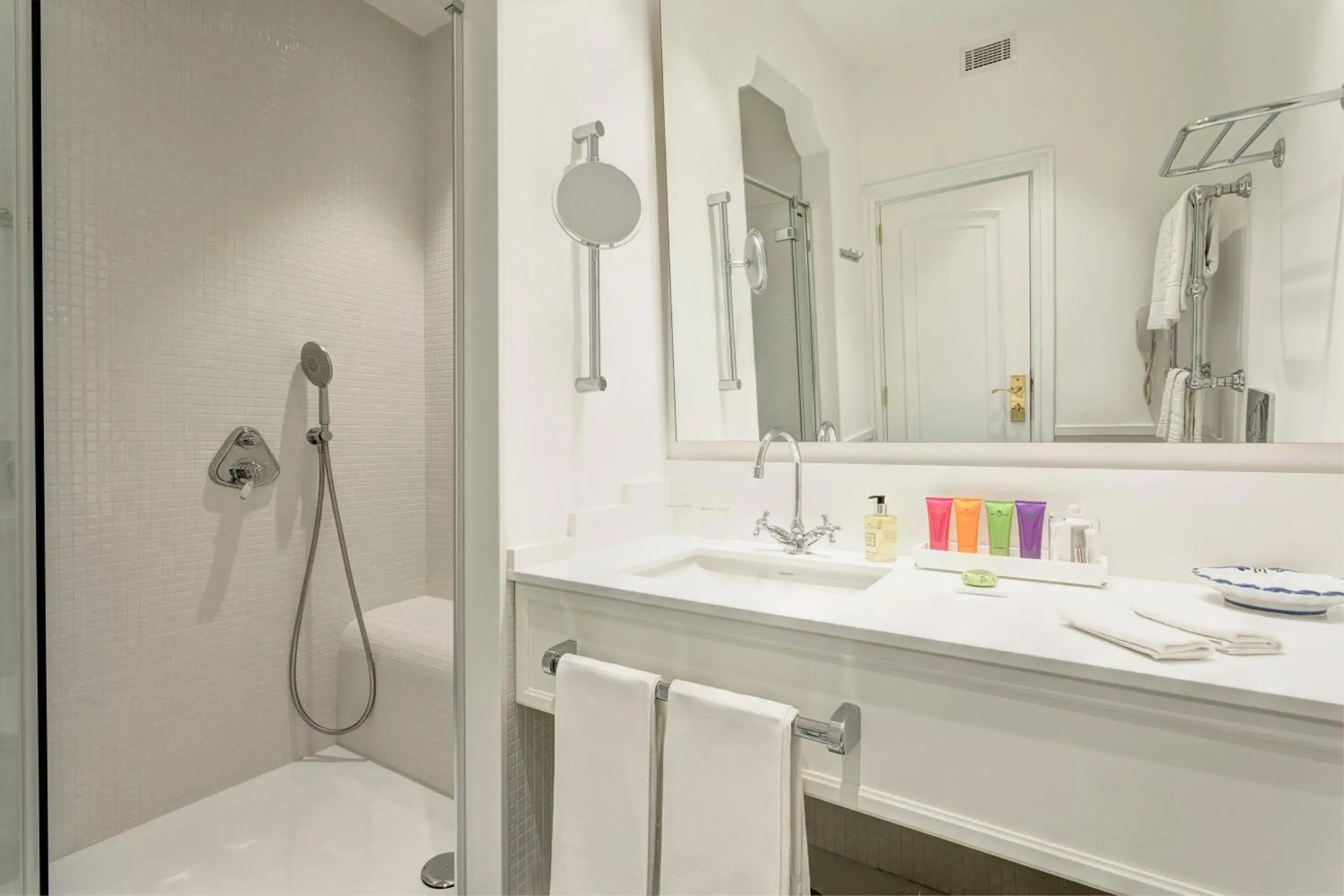 Shower, Bathroom in Grand Hotel Ambasciatori
