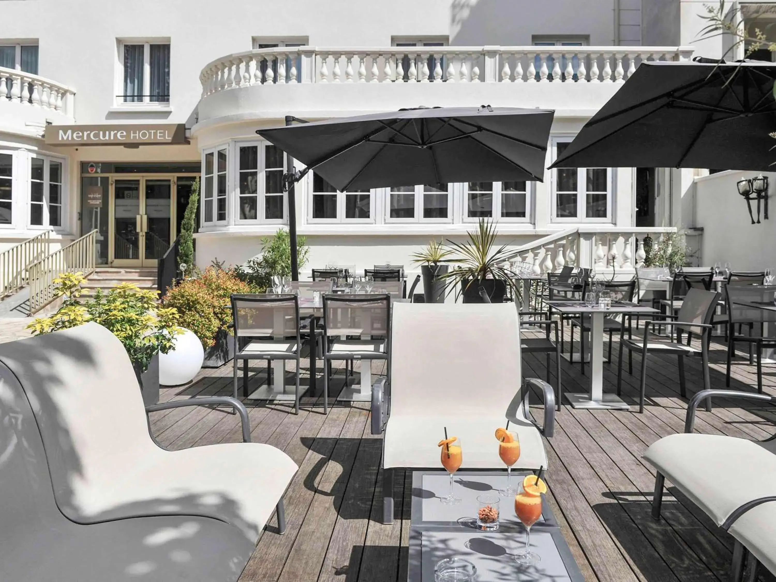 Lounge or bar, Restaurant/Places to Eat in Mercure Paris Saint Cloud Hippodrome
