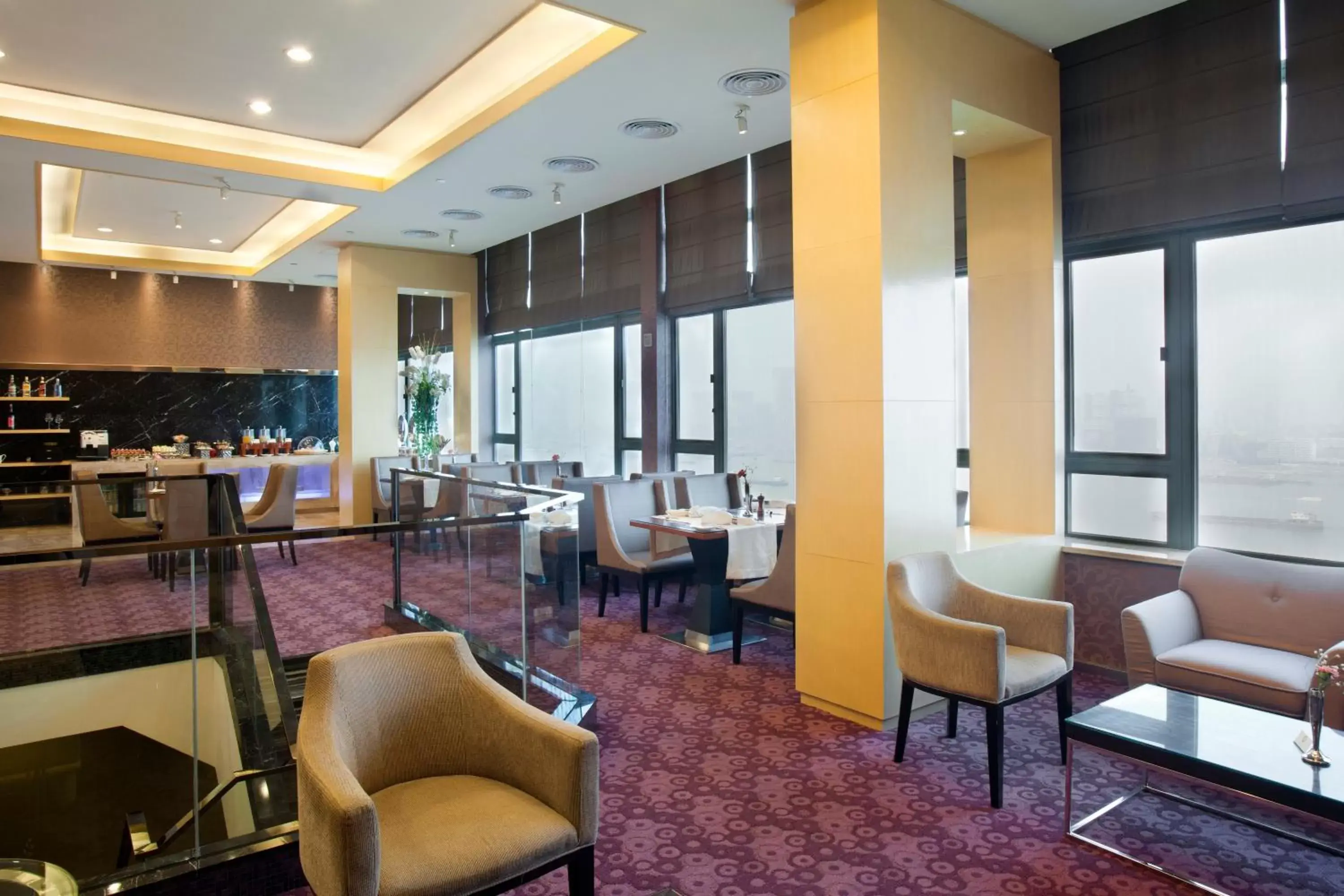 Lounge or bar, Lounge/Bar in Holiday Inn Wuhan Riverside, an IHG Hotel