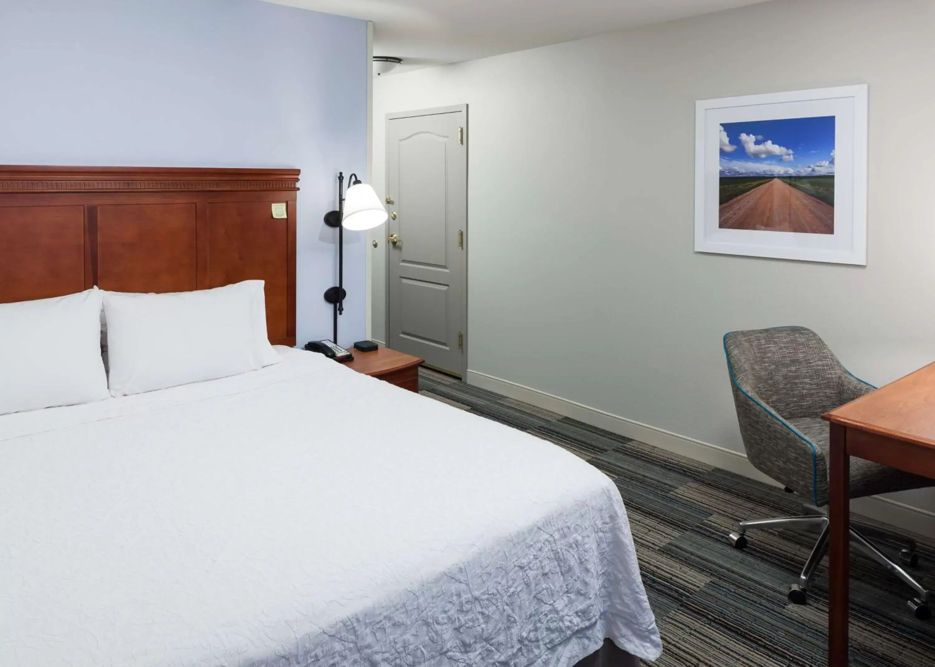 Bedroom, Bed in Hampton Inn & Suites Cedar Rapids