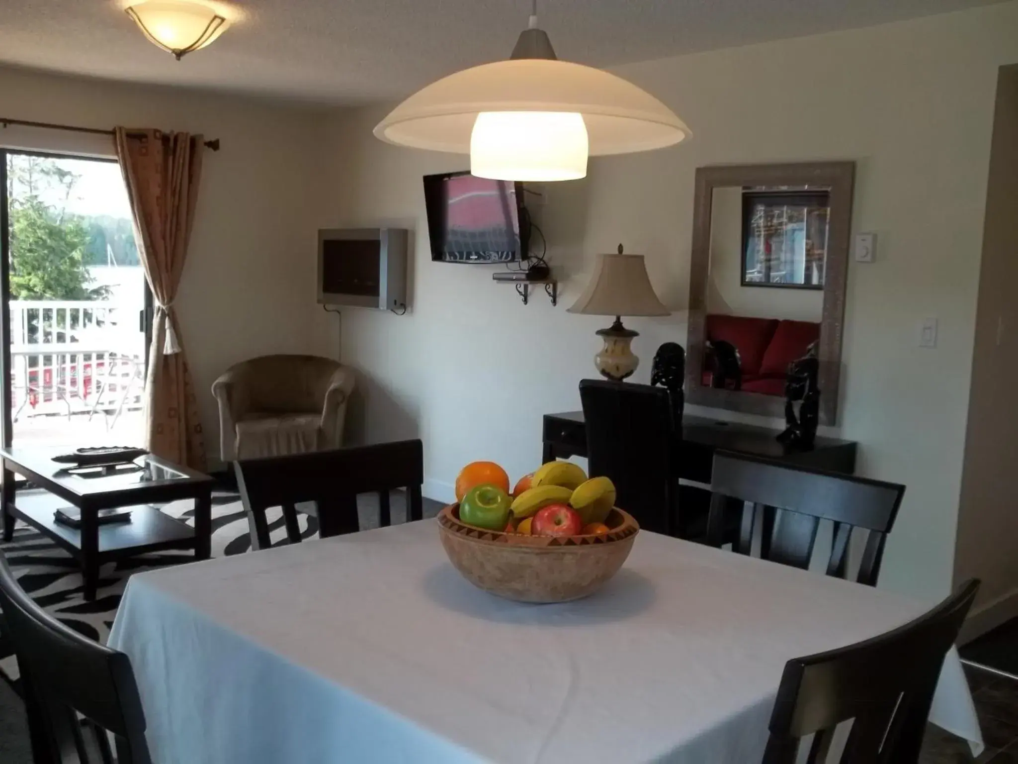 Dining Area in Bayshore Waterfront Inn