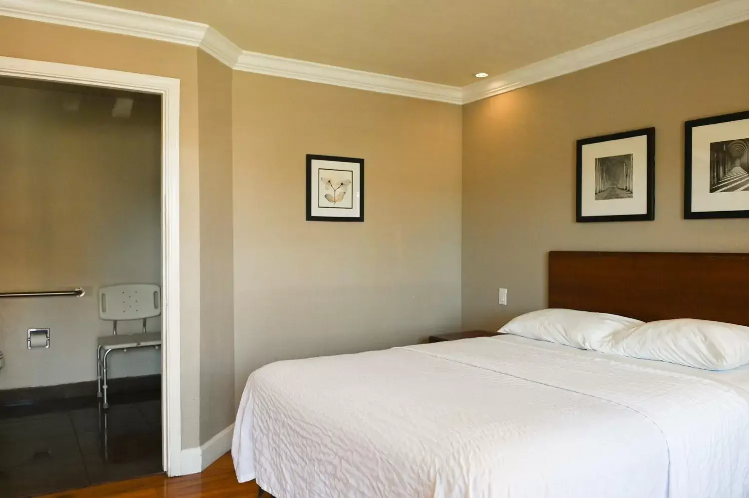 Bedroom, Bed in Days Inn by Wyndham San Francisco S/Oyster Point Airport